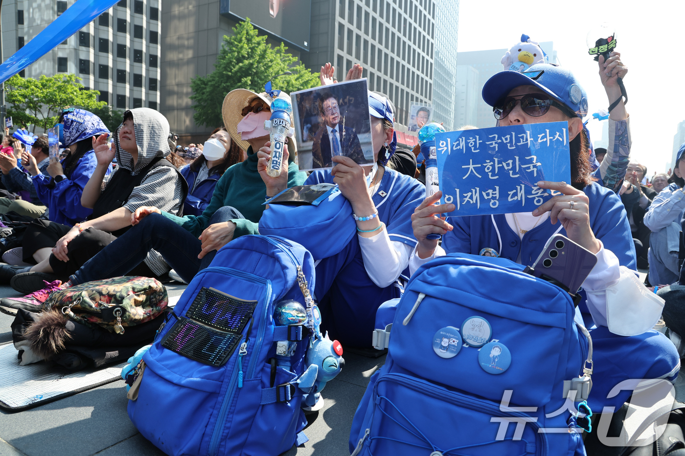 (서울=뉴스1) 안은나 기자 = 제21대 대통령 선거 공식 선거운동 첫날인 122일 오전 서울 중구 청계광장에서 열린 이재명 더불어민주당 대통령 후보 유세 출정식에서 지지자들이 환 …