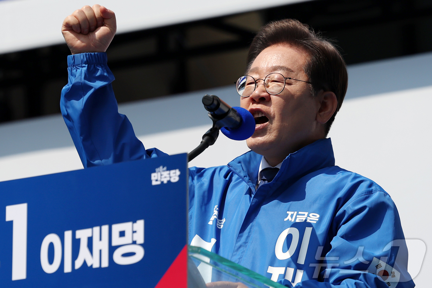 (서울=뉴스1) 안은나 기자 = 이재명 더불어민주당 대통령 후보가 제21대 대통령선거 공식 선거운동이 시작된 12일 오전 서울 종로구 광화문광장에서 열린 중앙선거대책위원회 출정식에 …