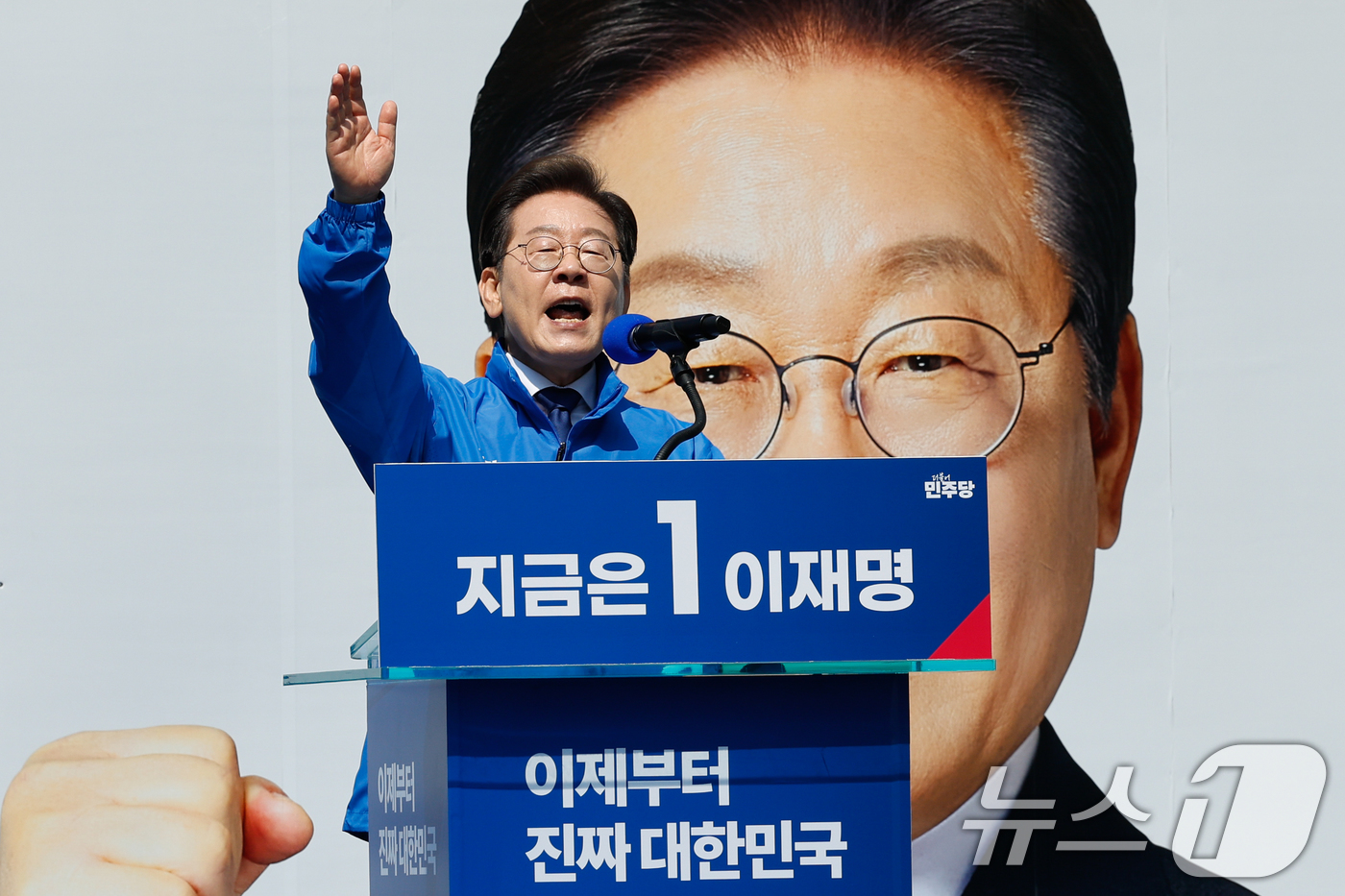 (서울=뉴스1) 안은나 기자 = 이재명 더불어민주당 대통령 후보가 공식 선거운동 첫날인 12일 오전 서울 중구 청계광장에서 열린 출정식에서 연설을 마친 뒤 두 팔을 번쩍 들고 있다 …