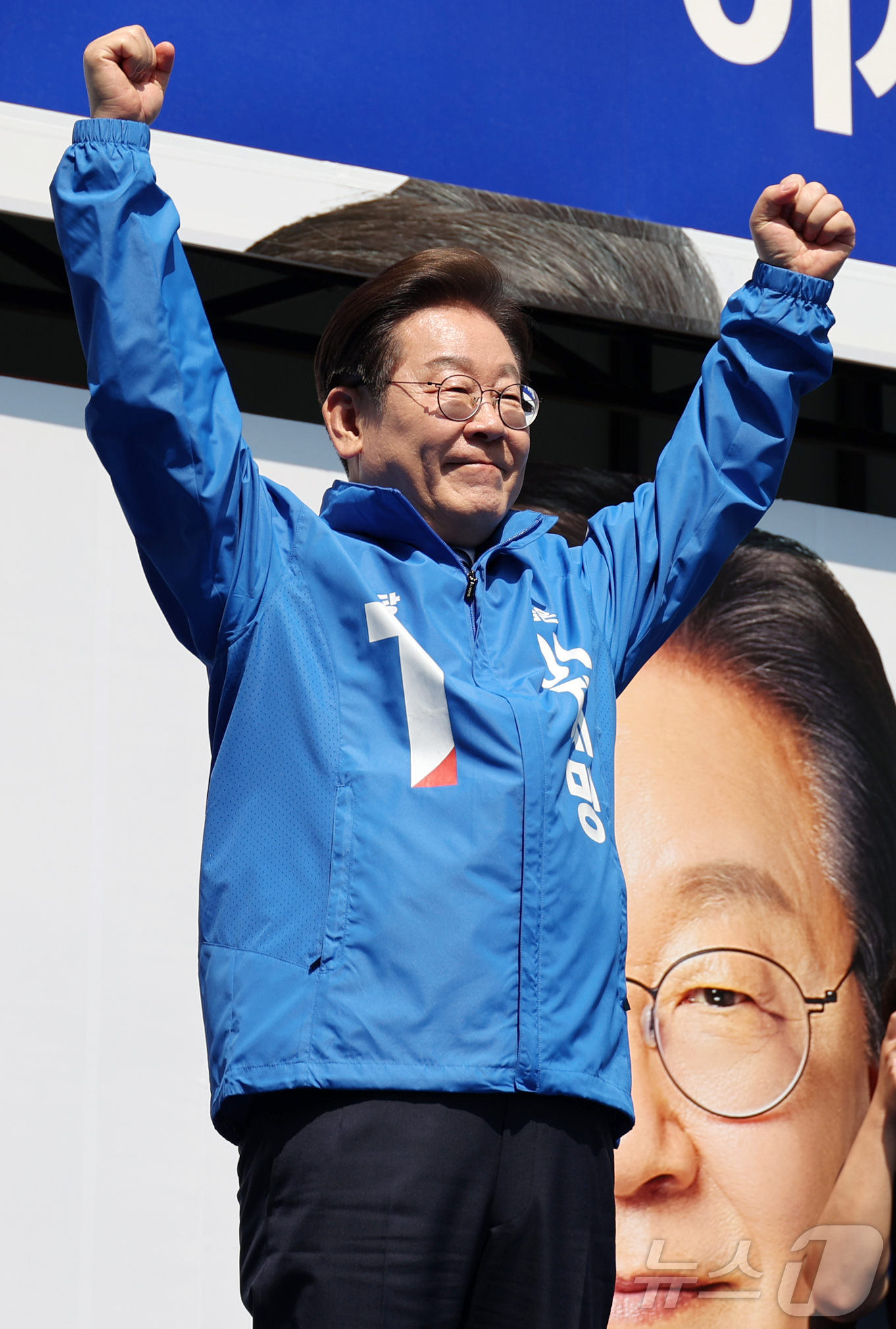 (서울=뉴스1) 안은나 기자 = 이재명 더불어민주당 대통령 후보가 제21대 대통령선거 공식 선거운동이 시작된 12일 오전 서울 종로구 광화문광장에서 열린 중앙선거대책위원회 출정식에 …