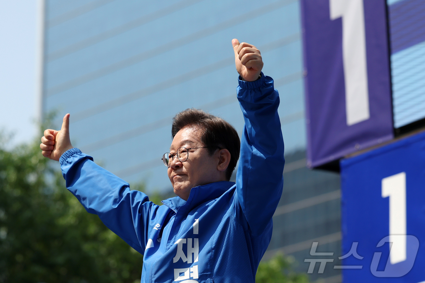 (서울=뉴스1) 안은나 기자 = 이재명 더불어민주당 대통령 후보가 제21대 대통령선거 공식 선거운동이 시작된 12일 오전 서울 종로구 광화문광장에서 열린 중앙선거대책위원회 출정식에 …