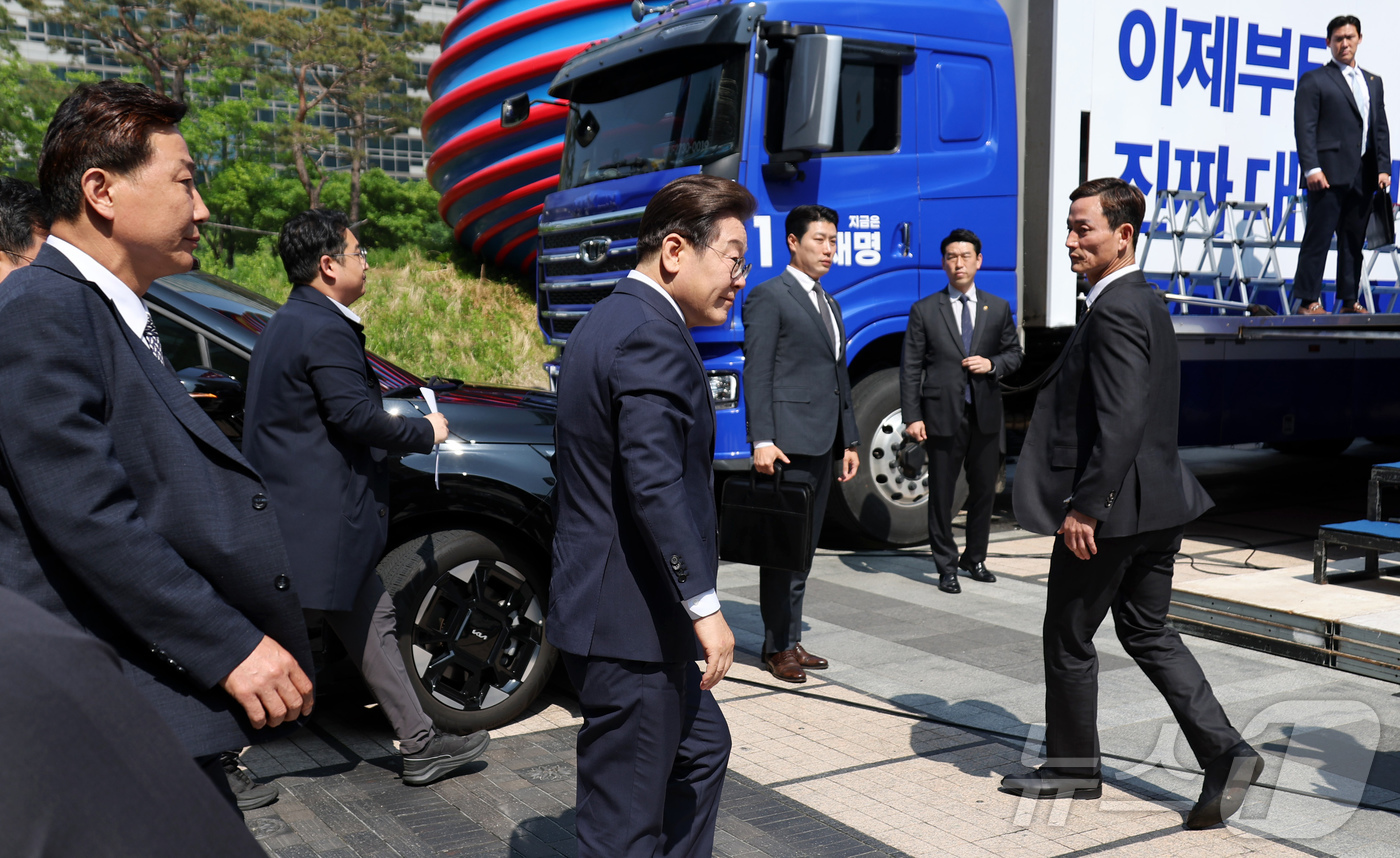 (서울=뉴스1) 안은나 기자 = 이재명 더불어민주당 대통령 후보가 제21대 대통령선거 공식 선거운동이 시작된 12일 오전 서울 종로구 광화문광장에서 열린 중앙선거대책위원회 출정식에 …