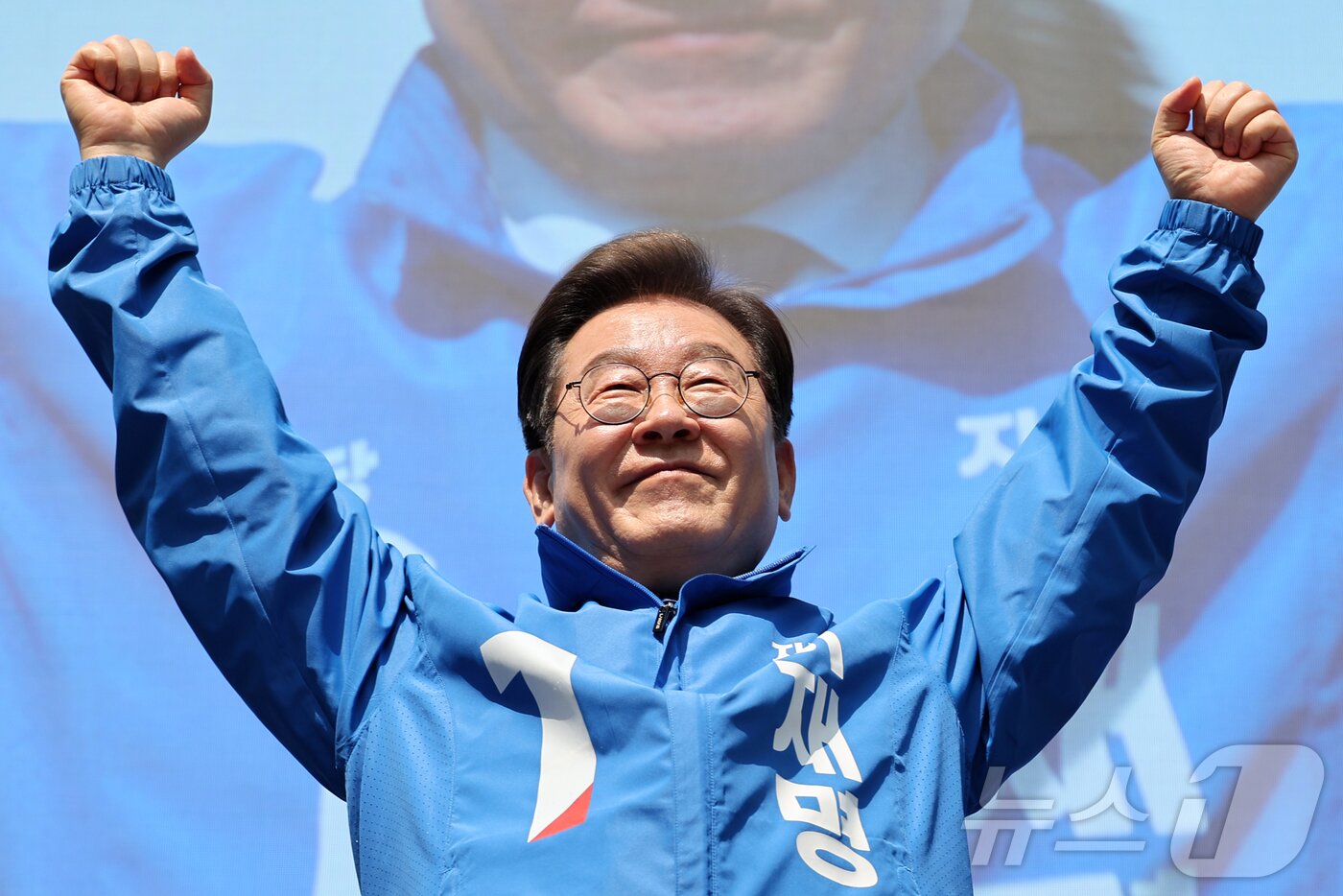 본문 이미지 - 이재명 더불어민주당 대통령 후보가 제21대 대통령선거 공식 선거운동이 시작된 12일 오전 서울 종로구 광화문광장에서 열린 중앙선거대책위원회 출정식에서 두 손을 들어 시민들에게 인사하고 있다. &#40;공동취재&#41; 2025.5.12/뉴스1 ⓒ News1 안은나 기자