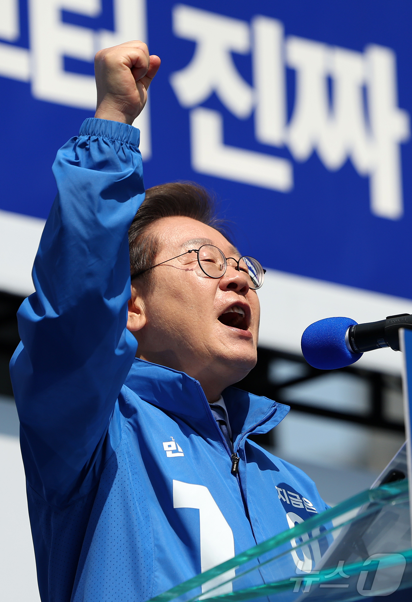 (서울=뉴스1) 안은나 기자 = 이재명 더불어민주당 대통령 후보가 제21대 대통령선거 공식 선거운동이 시작된 12일 오전 서울 종로구 광화문광장에서 열린 중앙선거대책위원회 출정식에 …