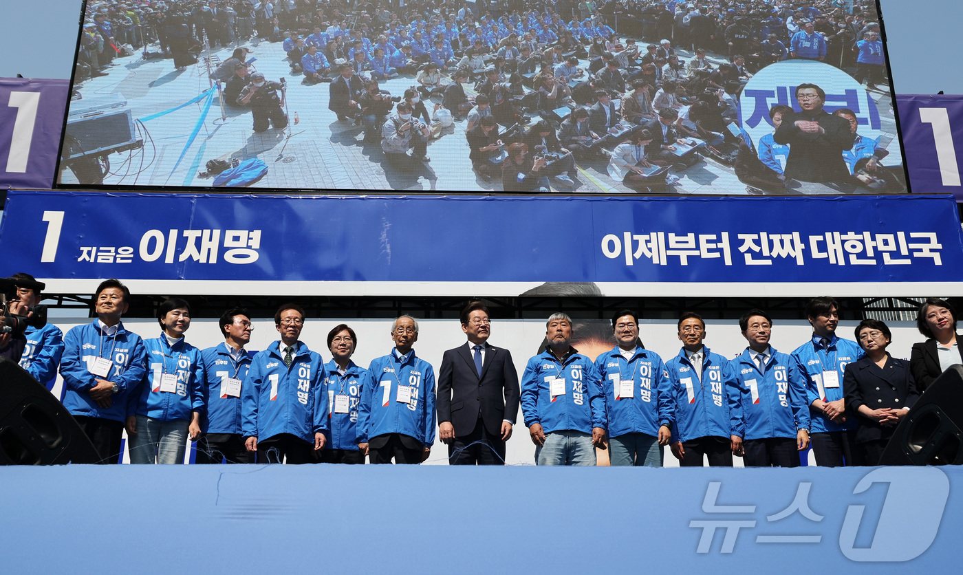 (서울=뉴스1) 안은나 기자 = 이재명 더불어민주당 대통령 후보가 제21대 대통령선거 공식 선거운동이 시작된 12일 오전 서울 종로구 광화문광장에서 열린 중앙선거대책위원회 출정식에 …