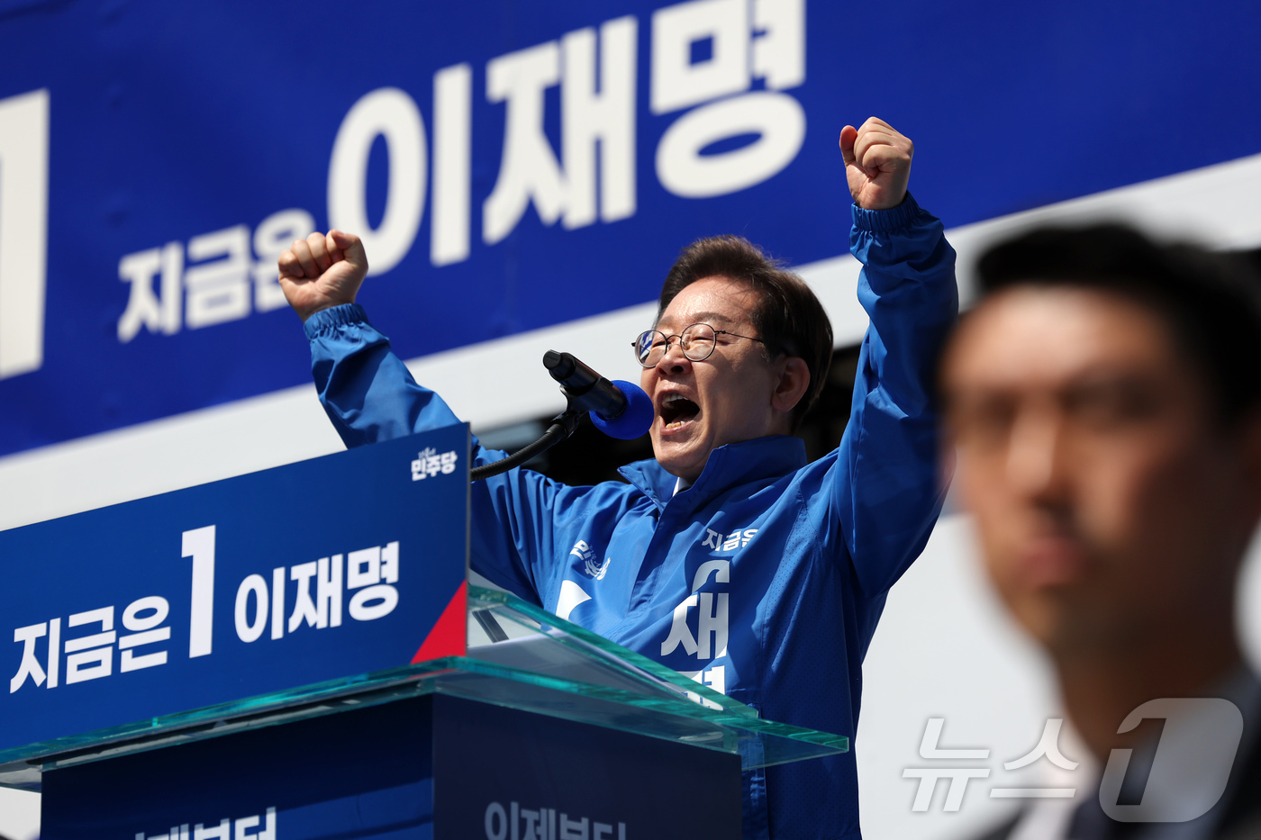 (서울=뉴스1) 안은나 기자 = 이재명 더불어민주당 대통령 후보가 제21대 대통령선거 공식 선거운동이 시작된 12일 오전 서울 종로구 광화문광장에서 열린 중앙선거대책위원회 출정식에 …