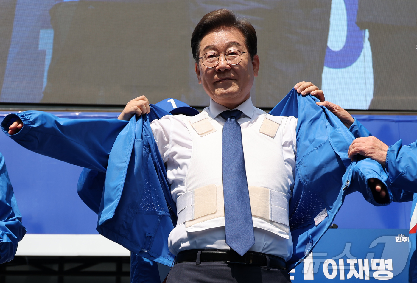 (서울=뉴스1) 안은나 기자 = 이재명 더불어민주당 대통령 후보가 제21대 대통령선거 공식 선거운동이 시작된 12일 오전 서울 종로구 광화문광장에서 열린 중앙선거대책위원회 출정식에 …