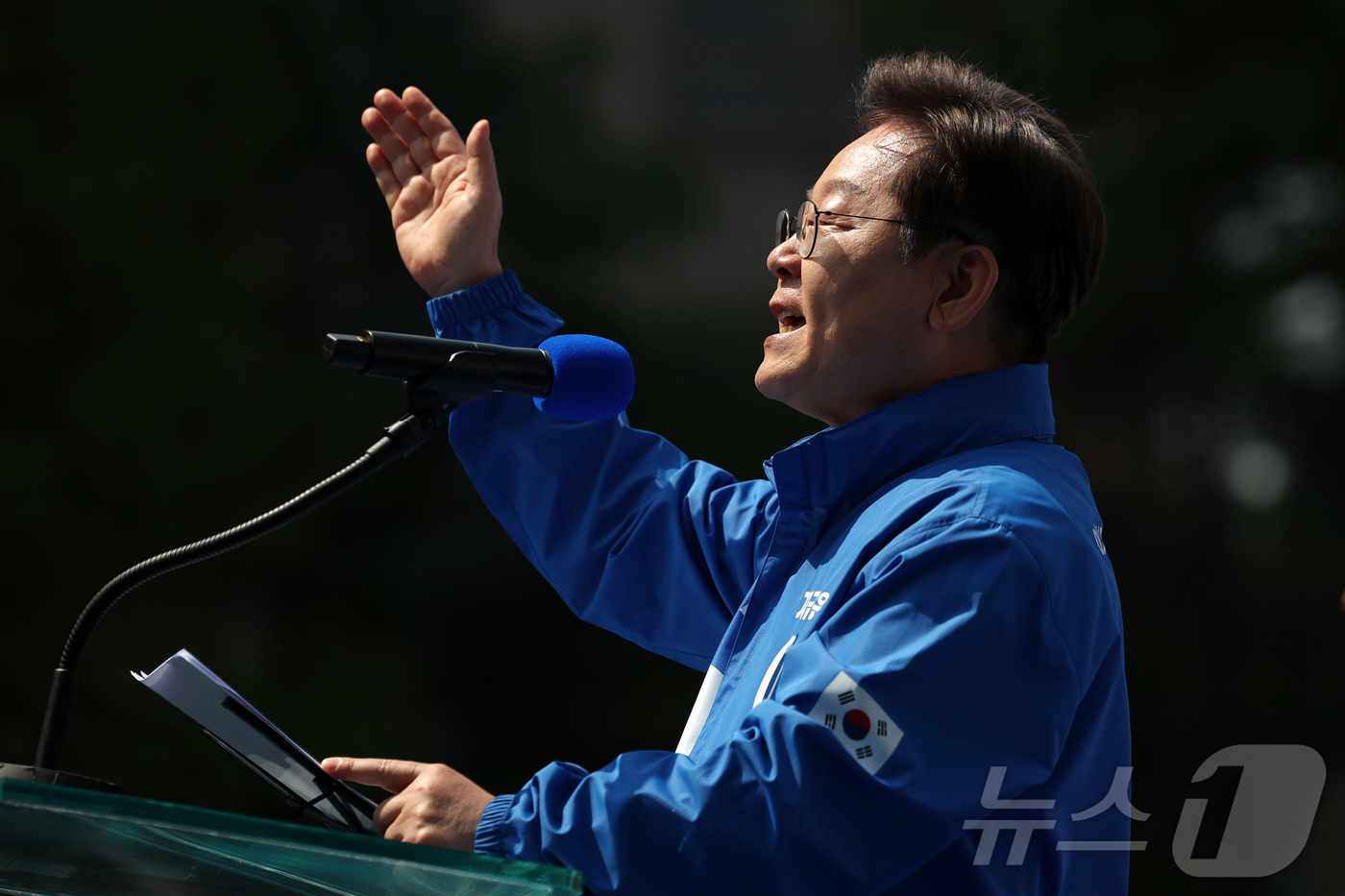 (서울=뉴스1) 안은나 기자 = 이재명 더불어민주당 대통령 후보가 제21대 대통령선거 공식 선거운동이 시작된 12일 오전 서울 종로구 광화문광장에서 열린 중앙선거대책위원회 출정식에 …