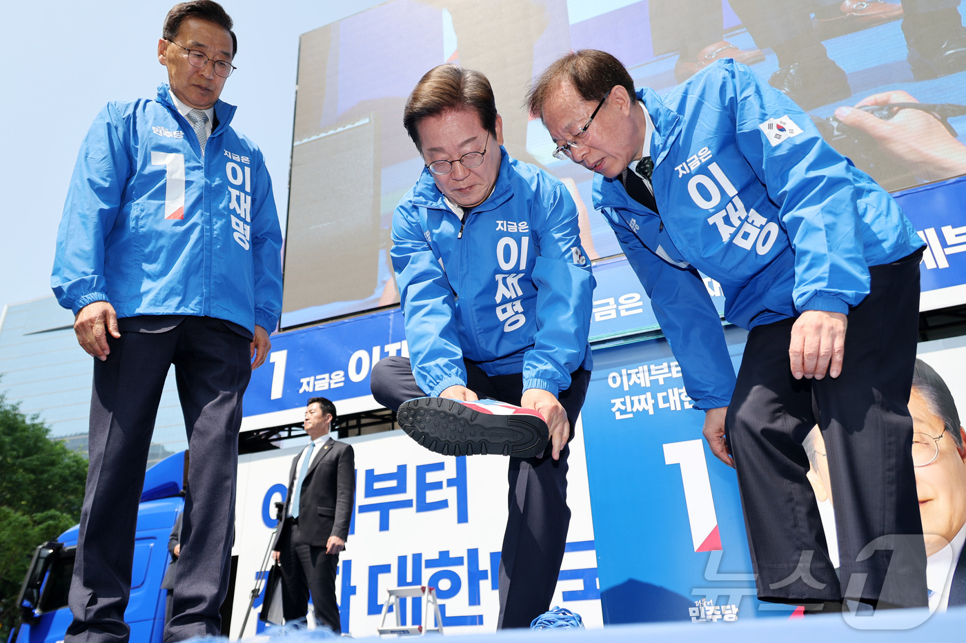 (서울=뉴스1) 안은나 기자 = 이재명 더불어민주당 대통령 후보가 제21대 대통령선거 공식 선거운동이 시작된 12일 오전 서울 종로구 광화문광장에서 열린 중앙선거대책위원회 출정식에 …