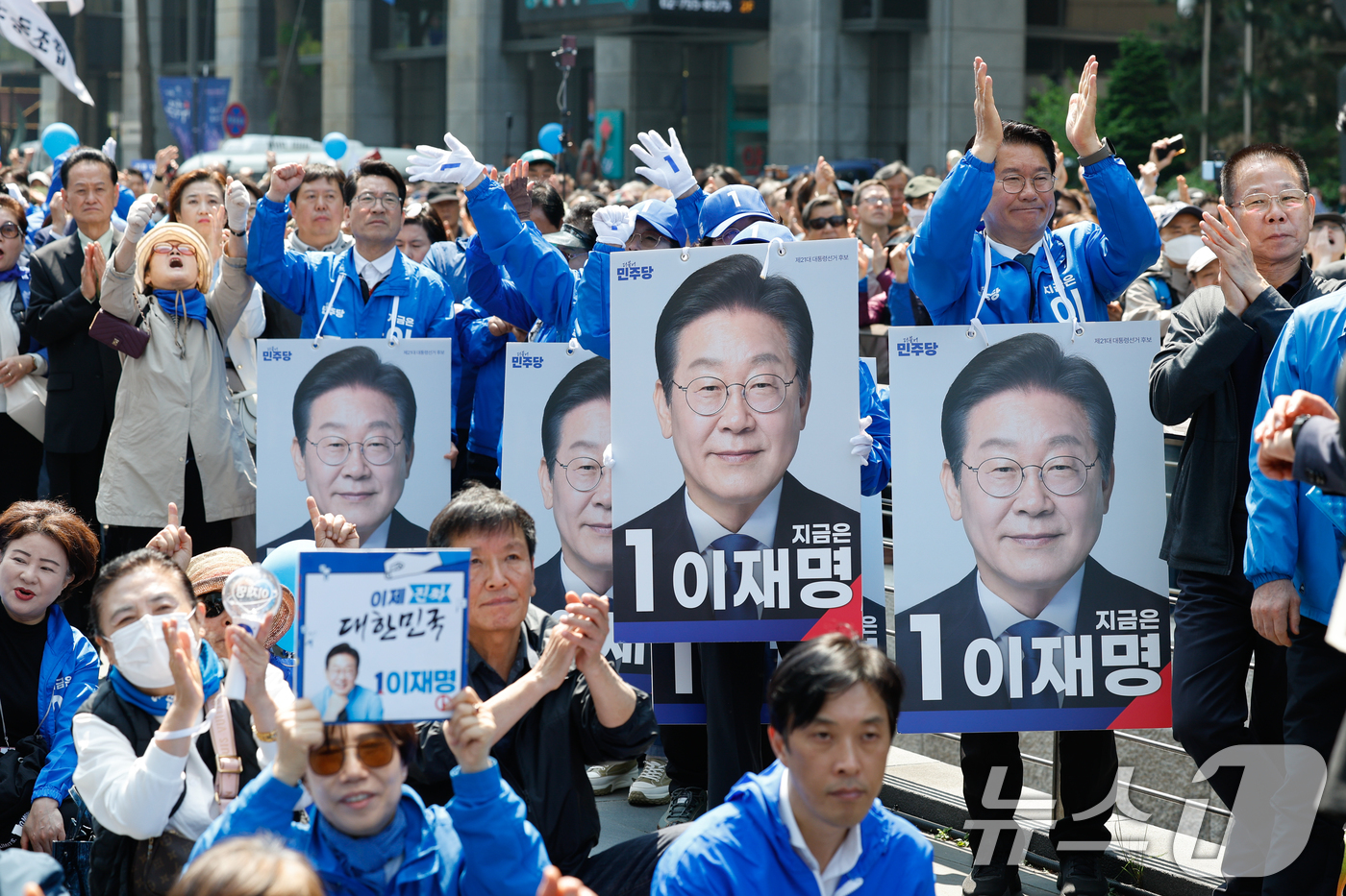 (서울=뉴스1) 안은나 기자 = 이재명 더불어민주당 대통령 후보가 공식 선거운동 첫날인 12일 오전 서울 중구 청계광장에서 열린 출정식에서 연설을 하는 가운데 지지자들과 선거운동원 …