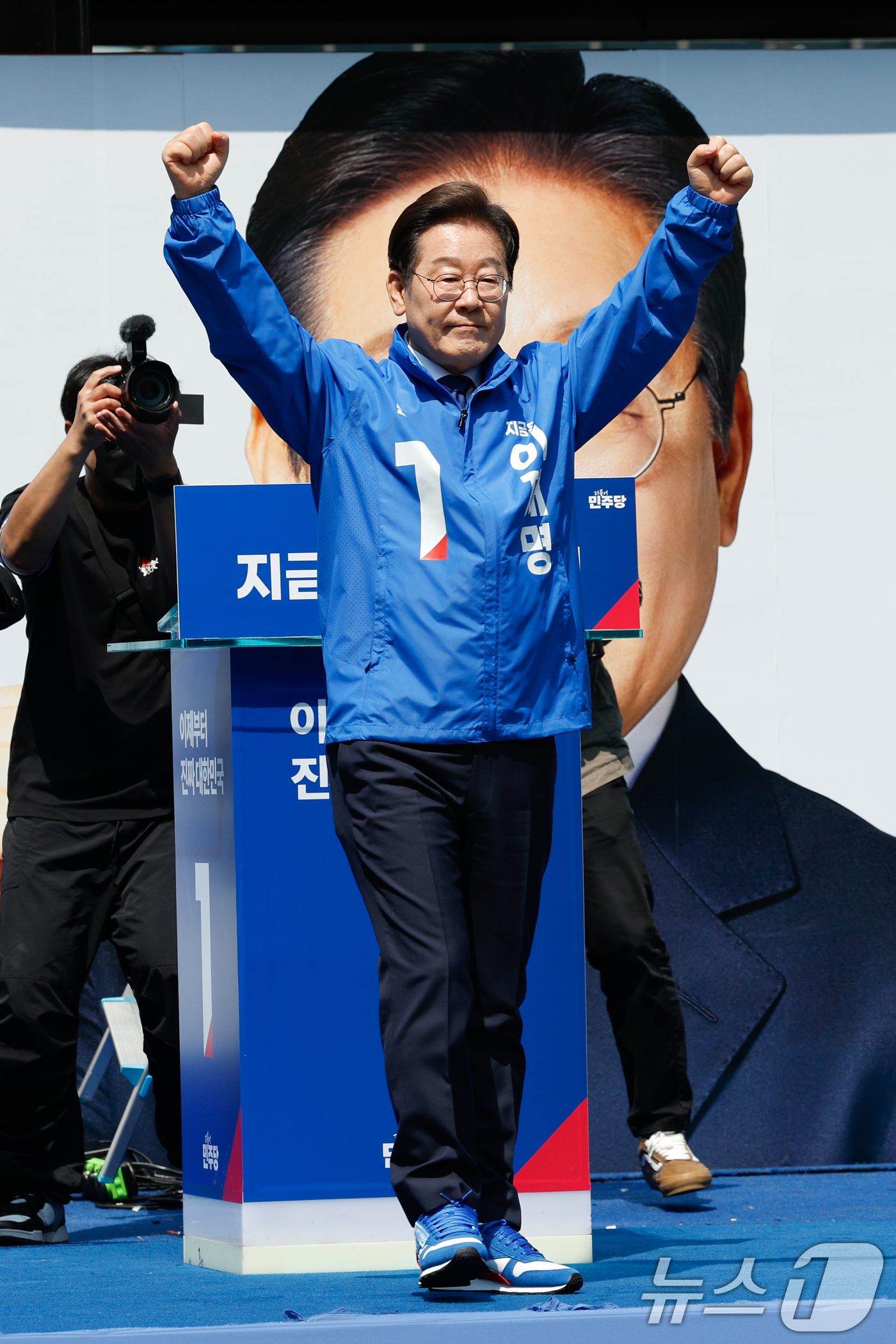 (서울=뉴스1) 안은나 기자 = 이재명 더불어민주당 대통령 후보가 공식 선거운동 첫날인 12일 오전 서울 중구 청계광장에서 열린 출정식에서 연설을 마친 뒤 두 팔을 번쩍 들고 있다 …