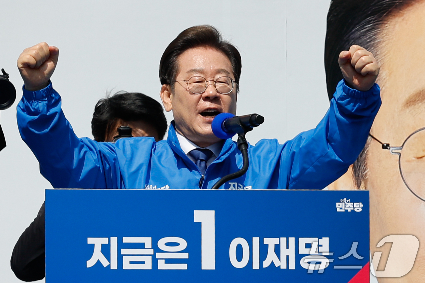 (서울=뉴스1) 안은나 기자 = 이재명 더불어민주당 대통령 후보가 공식 선거운동 첫날인 12일 오전 서울 중구 청계광장에서 열린 출정식에서 연설을 하고 있다. 2025.5.12/뉴 …