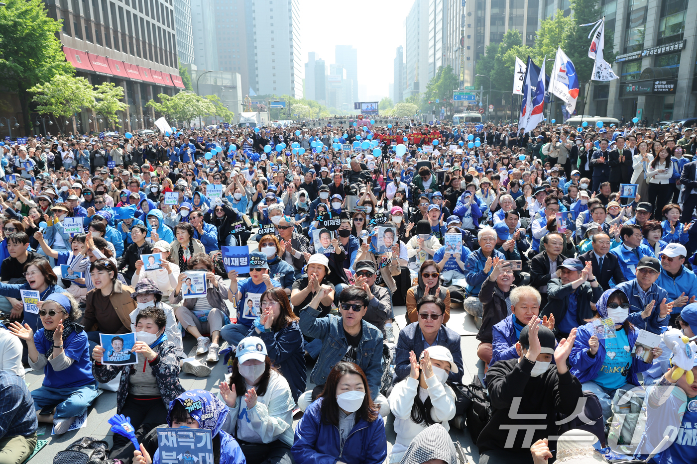 (서울=뉴스1) 안은나 기자 = 제21대 대통령 선거 공식 선거운동 첫날인 12일 오전 서울 중구 청계광장에서 열린 이재명 더불어민주당 대통령 후보 유세 출정식에서 지지자들이 환호 …