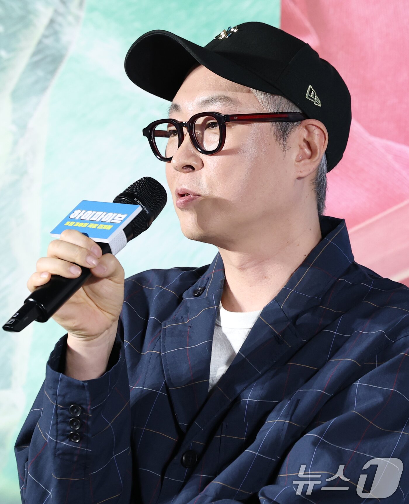 본문 이미지 - 강형철 감독이 12일 오전 서울 광진구 롯데시네마 건대입구점에서 열린 영화 '하이파이브' 제작보고회에 참석해 인사말을 하고 있다. '하이파이브'는 장기이식으로 우연히 각기 다른 초능력을 얻게 된 다섯 명이 그들의 능력을 탐하는 자들과 만나 벌어지는 이야기를 그린 코믹 액션 활극이다. 2025.5.12/뉴스1 ⓒ News1 권현진 기자