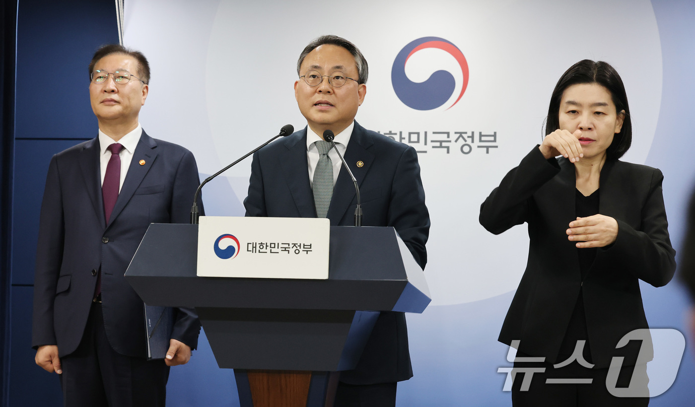 (서울=뉴스1) 임세영 기자 = 고기동 행정안전부장관 직무대행(가운데)과 박성재 법무부 장관(왼쪽)이 12일 서울 종로구 정부서울청사에서 제21대 대통령 선거 대국민 담화문을 발표 …