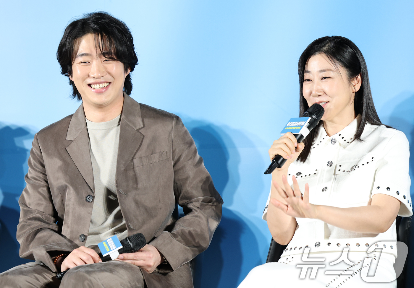 (서울=뉴스1) 권현진 기자 = 배우 라미란(오른쪽)이 12일 오전 서울 광진구 롯데시네마 건대입구점에서 열린 영화 '하이파이브' 제작보고회에 참석해 지난 2016년 종영된 드라마 …