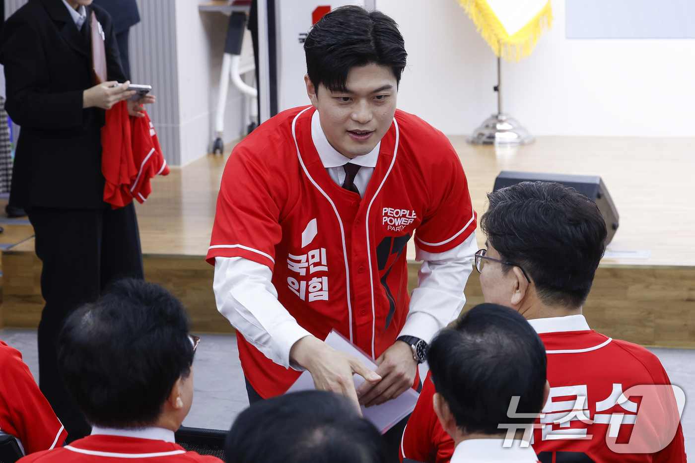 (서울=뉴스1) 이광호 기자 = 국민의힘 비상대책위원장으로 내정된 김용태 의원이 12일 서울 여의도 중앙당사에서 열린 중앙선거대책위원회 임명장 수여식에 참석하고 있다. (공동취재) …