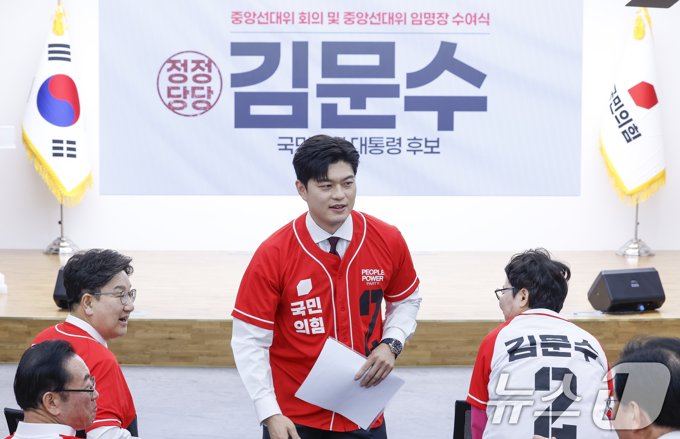 (서울=뉴스1) 이광호 기자 = 국민의힘 비상대책위원장으로 내정된 김용태 의원이 12일 서울 여의도 중앙당사에서 열린 중앙선거대책위원회 임명장 수여식에 참석하고 있다. (공동취재) …