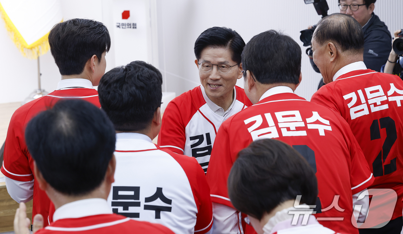 (서울=뉴스1) 이광호 기자 = 김문수 국민의힘 대통령 후보가 12일 서울 여의도 중앙당사에서 열린 중앙선거대책위원회 임명장 수여식에 참석하고 있다. (공동취재)  2025.5.1 …