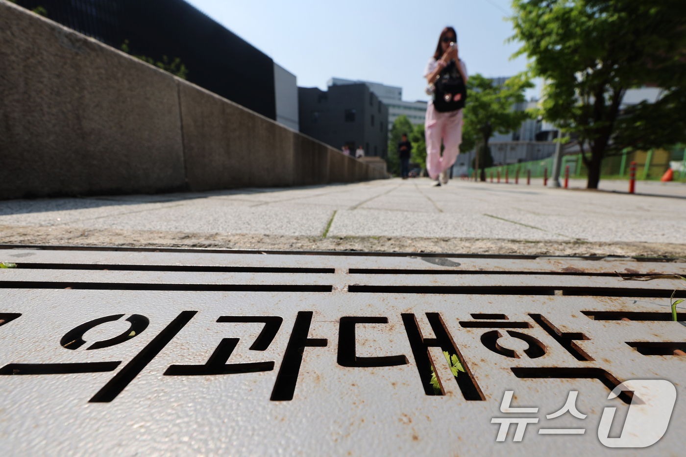 (서울=뉴스1) 황기선 기자 = 전국 40개 의과대학 학생 총 1만 9475명 가운데 8305명이 유급, 46명이 제적 처리된다. 정부의 거듭된 복귀 호소에도 불구하고 의대생 10 …