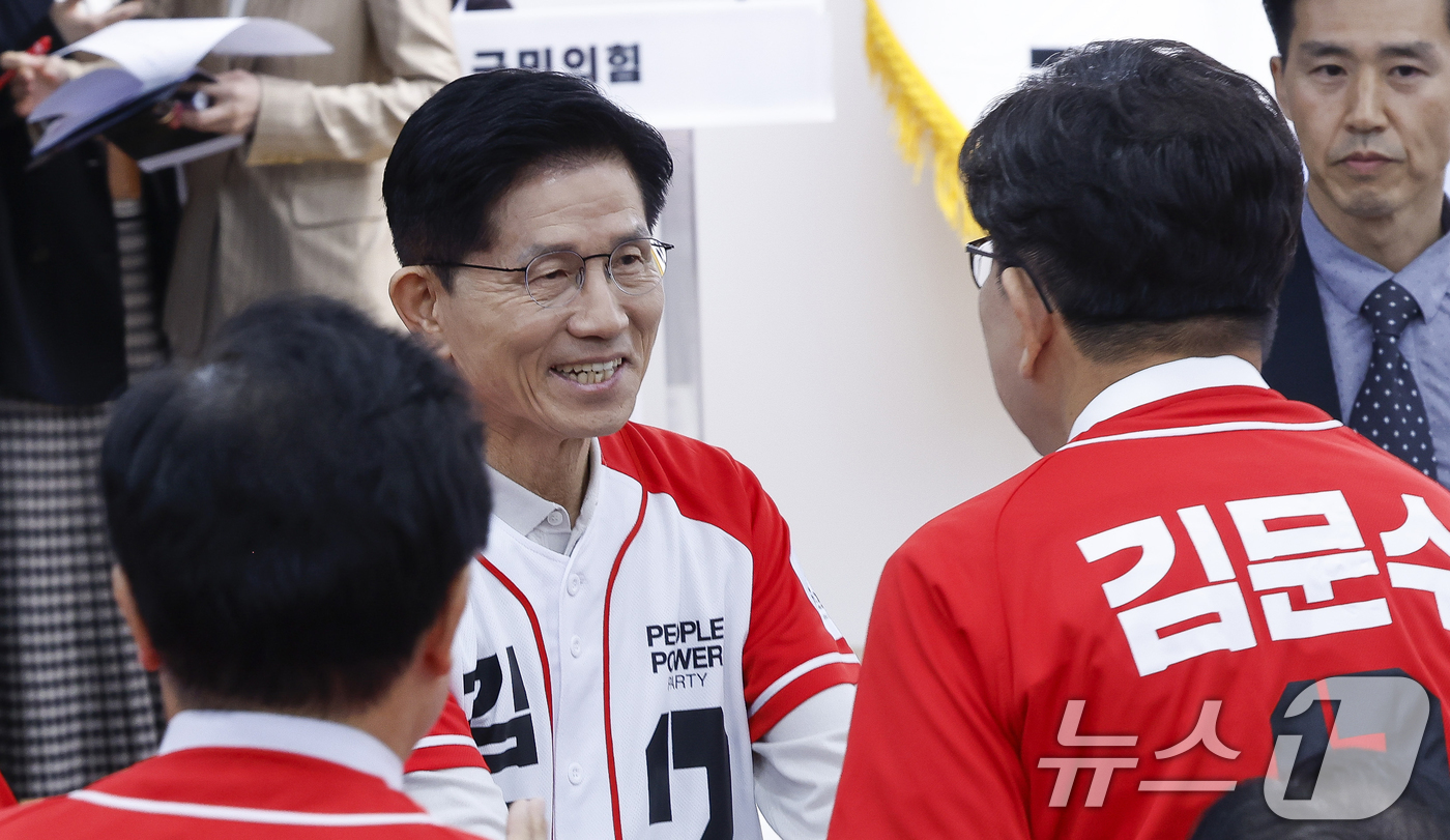 (서울=뉴스1) 이광호 기자 = 김문수 국민의힘 대통령 후보가 12일 서울 여의도 중앙당사에서 열린 중앙선거대책위원회 임명장 수여식에 참석해 권성동 원내대표와 인사나누고 있다. ( …