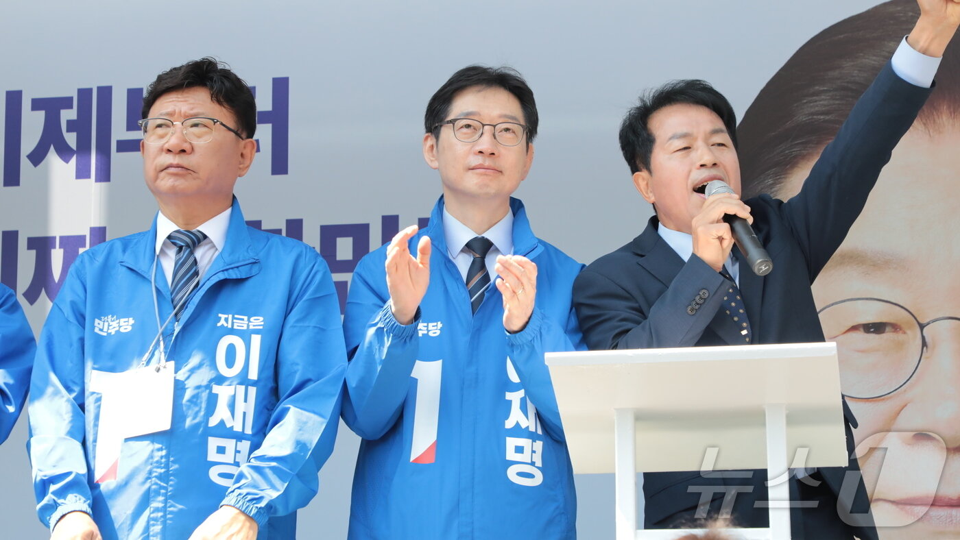 본문 이미지 - 더불어민주당 울산 선거대책위원회가 12일 오전 울산 남구 공업탑로터리에서 출정식을 가졌다. 왼쪽부터 이선호 울산시당위원장, 김경수 중앙선대위 총괄선대위원장, 윤종오 진보당 국회의원. 2025.5.12/뉴스1 ⓒ News1 김세은 기자