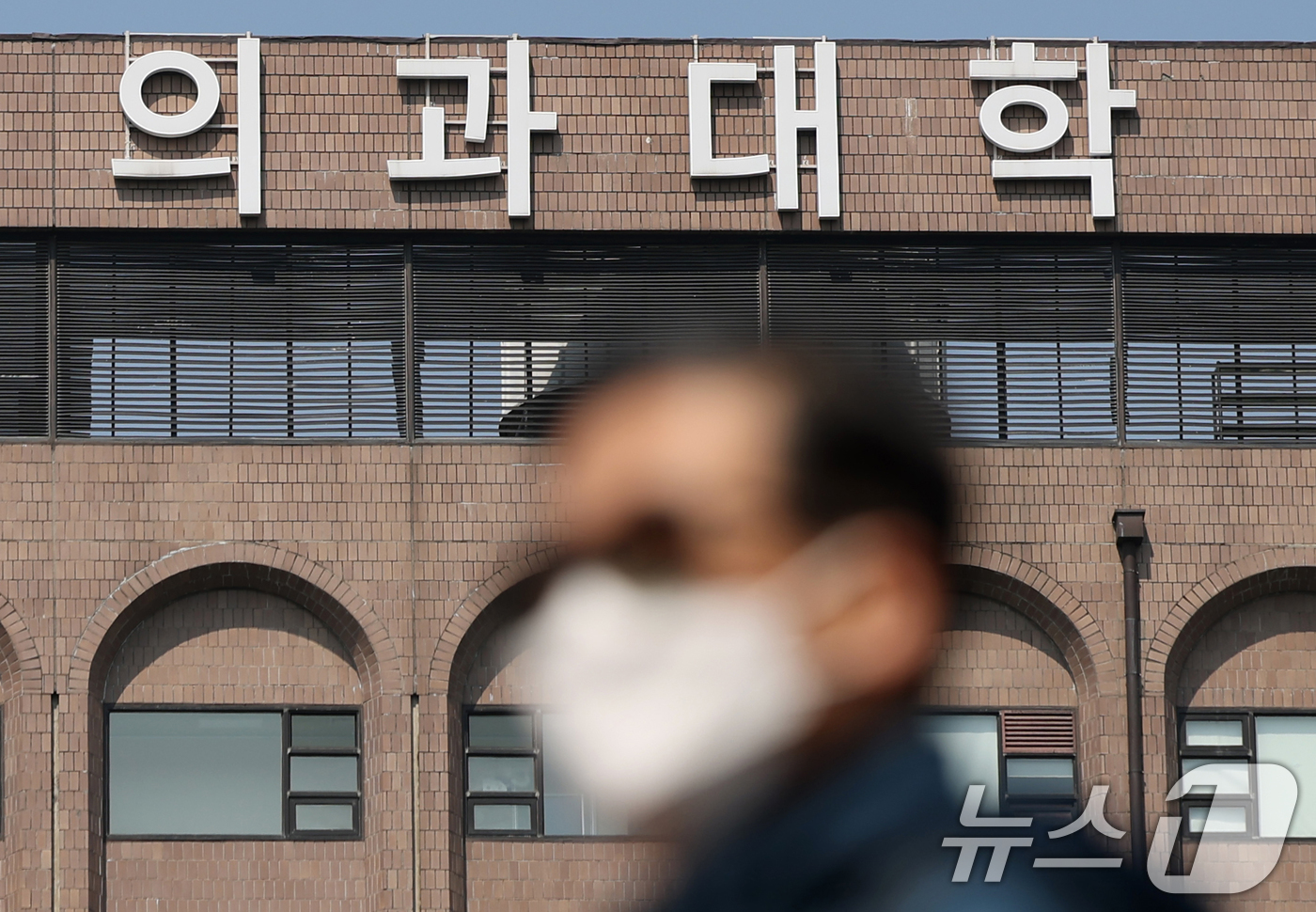 (서울=뉴스1) 황기선 기자 = 전국 40개 의과대학 학생 총 1만 9475명 가운데 8305명이 유급, 46명이 제적 처리된다. 정부의 거듭된 복귀 호소에도 불구하고 의대생 10 …