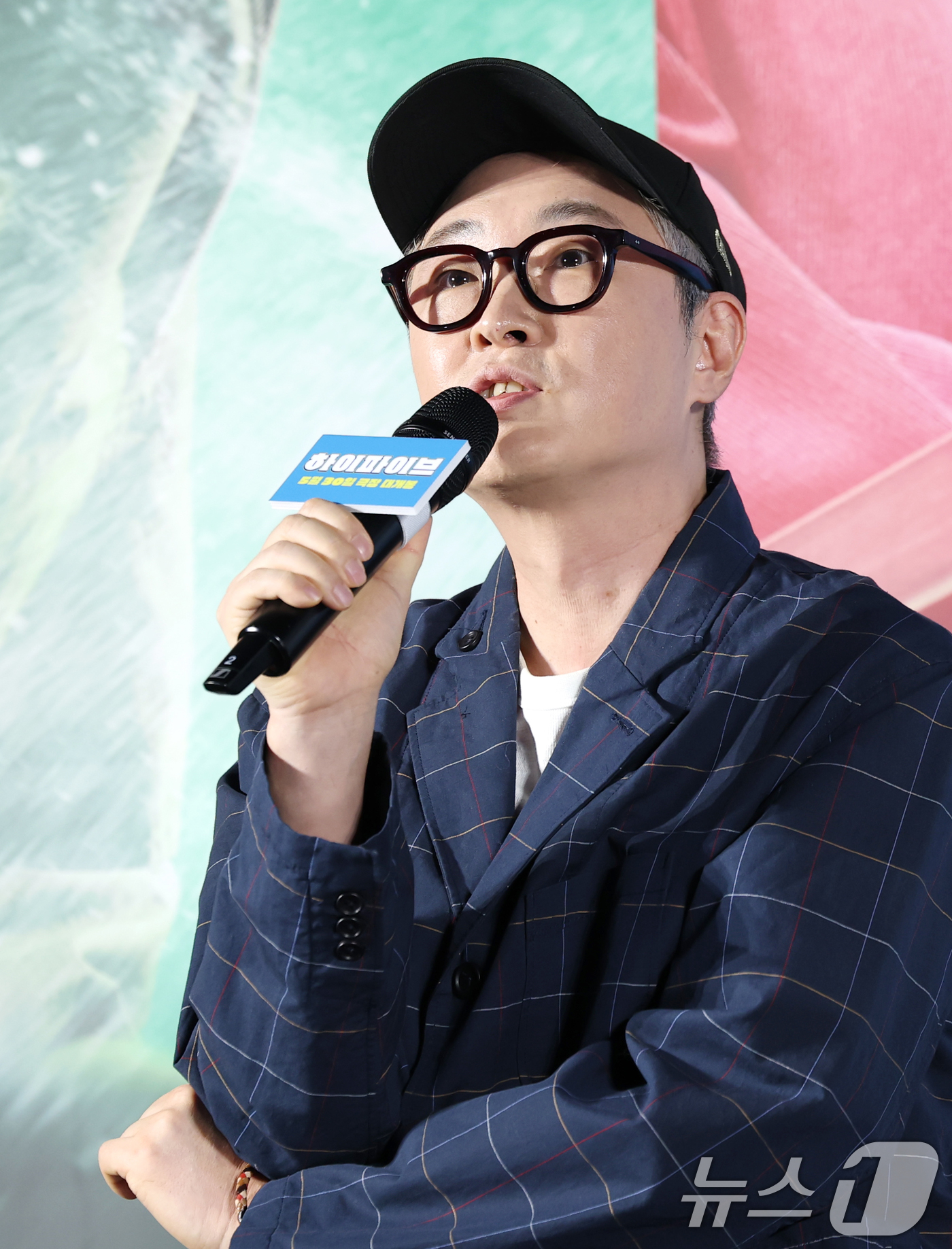 (서울=뉴스1) 권현진 기자 = 강형철 감독이 12일 오전 서울 광진구 롯데시네마 건대입구점에서 열린 영화 '하이파이브' 제작보고회에 참석해 배우 유아인 리스크 질문에 답하고 있다 …