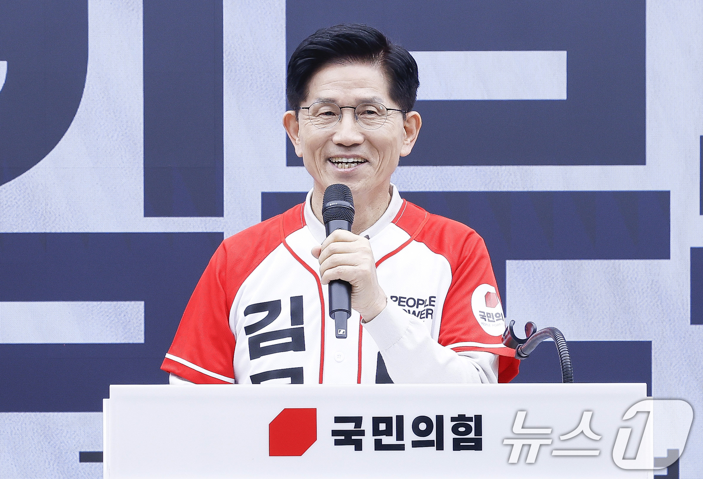 (서울=뉴스1) 이광호 기자 = 김문수 국민의힘 대통령 후보가 12일 오전 서울 여의도 중앙당사에서 열린 중앙선대위 임명장 수여식에서 인사말을 하고 있다. (공동취재) 2025.5 …