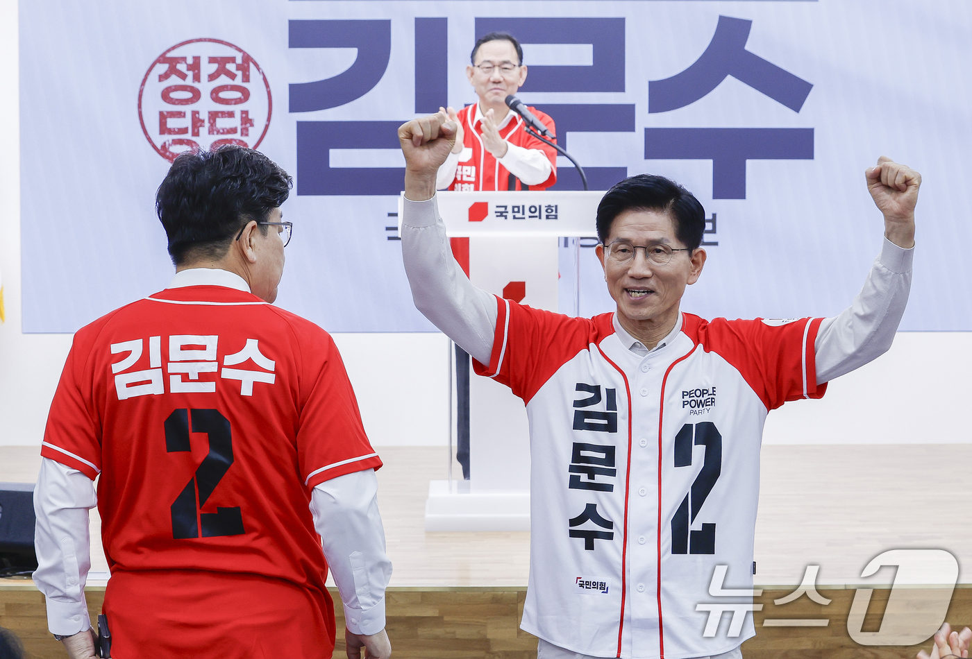 (서울=뉴스1) 이광호 기자 = 김문수 국민의힘 대통령 후보가 12일 서울 여의도 중앙당사에서 열린 중앙선거대책위원회 임명장 수여식에서 인사말을 마친 후 손을 들어 인사를 하고 있 …