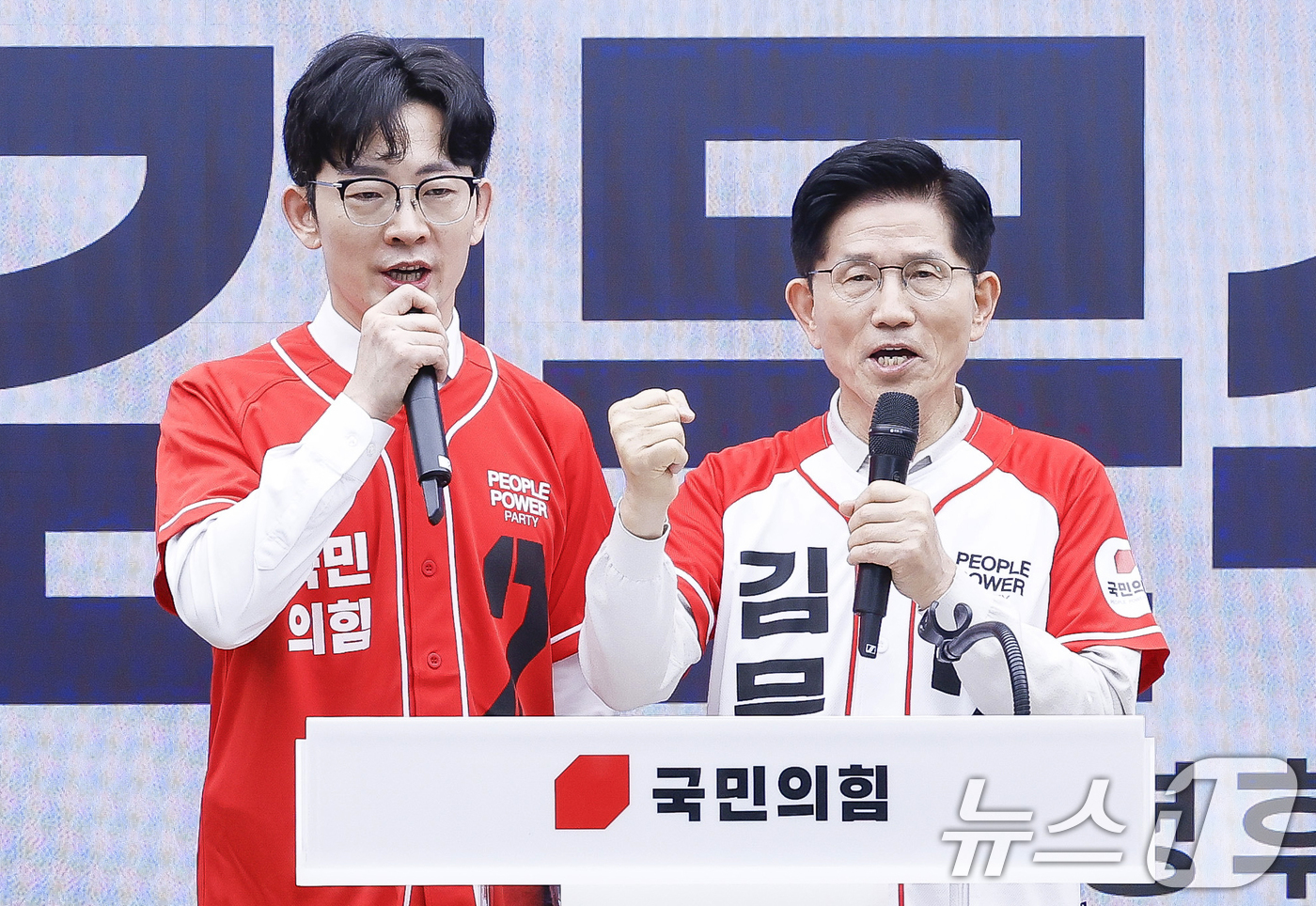 (서울=뉴스1) 이광호 기자 = 김문수(오른쪽) 국민의힘 대통령 후보가 12일 서울 여의도 중앙당사에서 열린 중앙선거대책위원회 임명장 수여식에서 박충권 의원과 함께 파이팅을 외치고 …