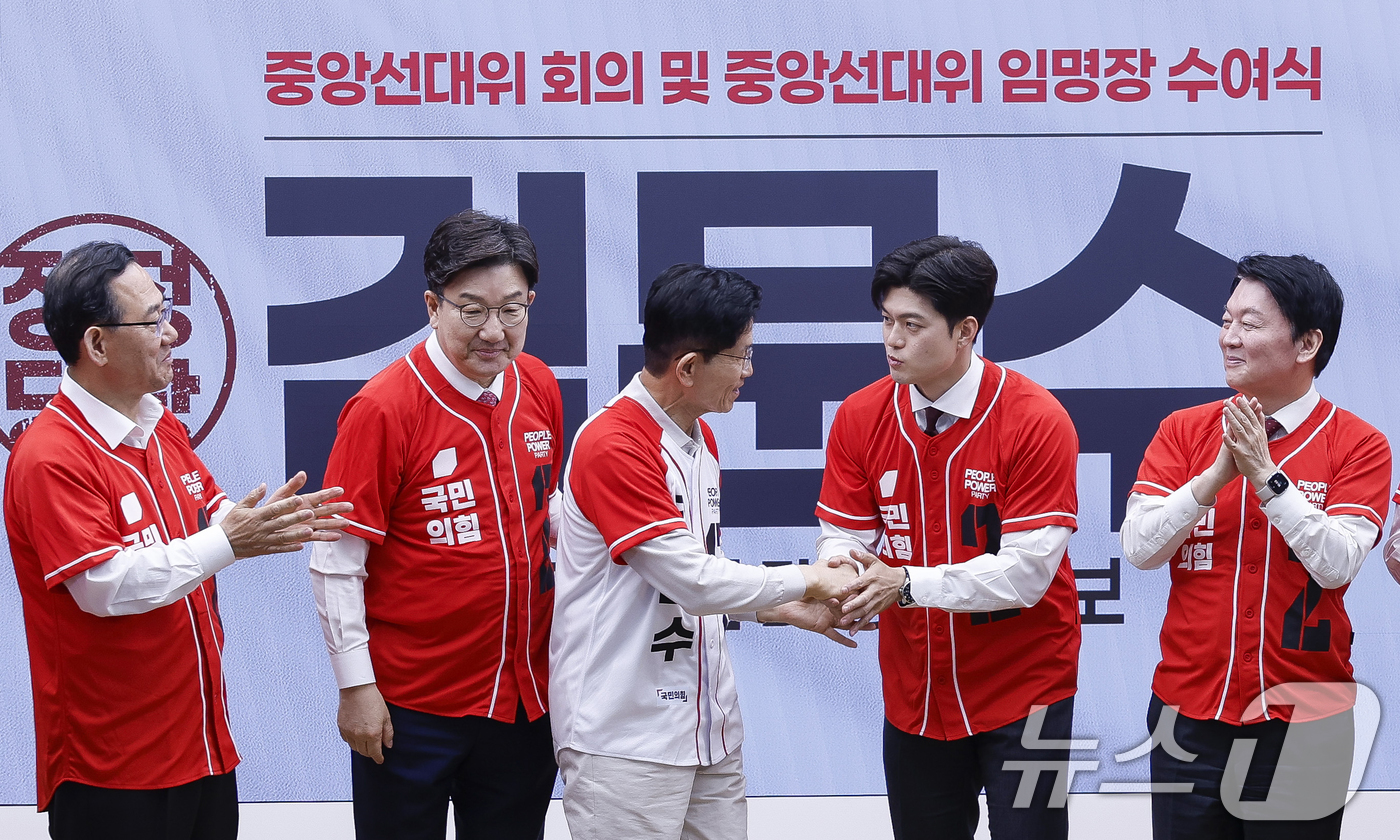 (서울=뉴스1) 이광호 기자 = 김문수 국민의힘 대통령 후보가 12일 오전 서울 영등포구 여의도 중앙당사에서 열린 중앙선대위 임명장 수여식에서 임명장을 수여한 후 공동선대위원장에 …