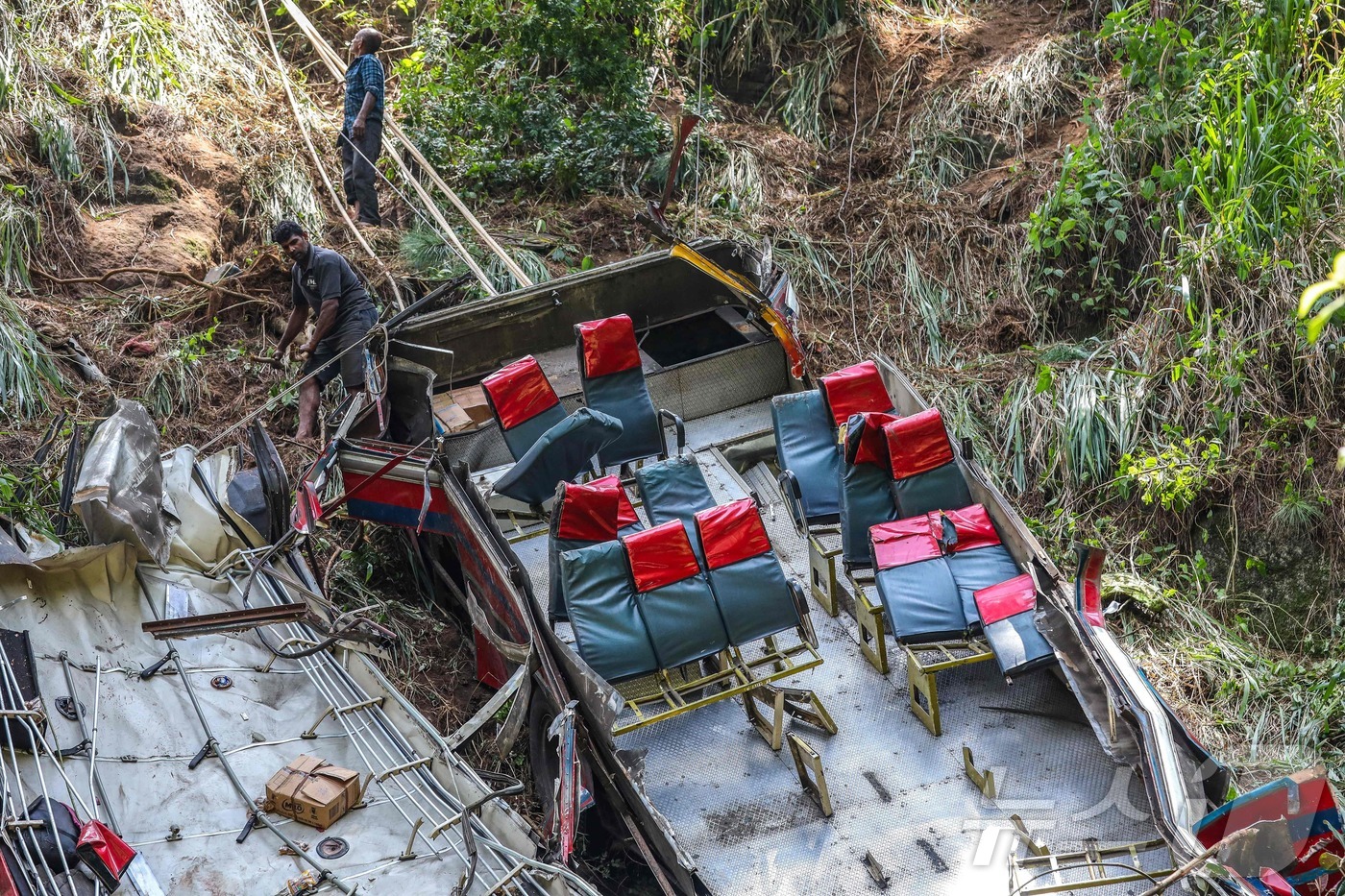 (코트말레 AFP=뉴스1) 우동명 기자 = 11일(현지시간) 스리랑카 산악지대 마을 코트말레 인근에서 불교 순례자를 태운 버스가 절벽 아래로 추락해 최소 22명이 숨진 현장의 모습 …