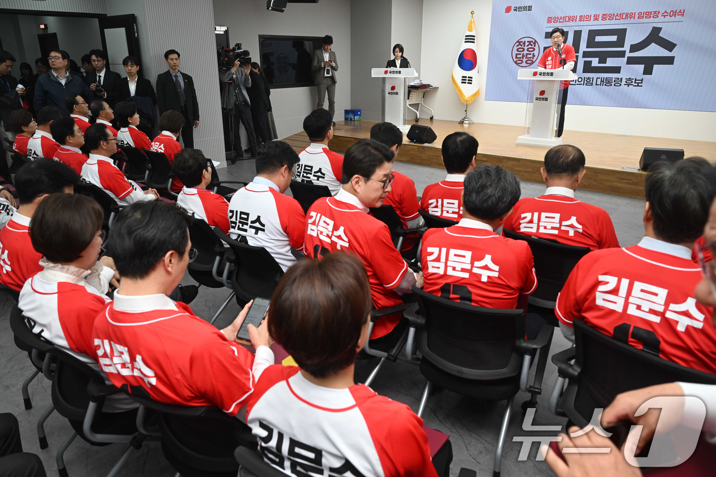 (서울=뉴스1) 이광호 기자 = 권성동 국민의힘 공동선거대책위원장이 12일 오전 서울 여의도 중앙당사에서 열린 중앙선대위 임명장 수여식에서 인사말을 하고 있다.(공동취재) 2025 …