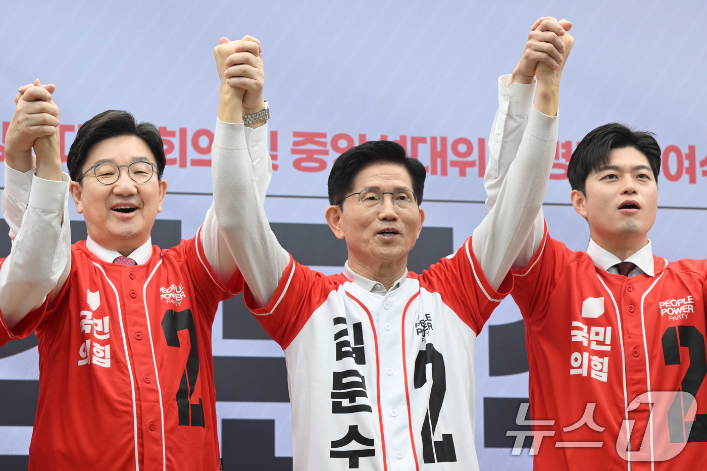 (서울=뉴스1) 이광호 기자 = 김문수 국민의힘 대통령 후보와 권성동,김용태 공동선대위원장이 12일 서울 여의도 중앙당사에서 열린 중앙선거대책위원회 임명장 수여식에서 손을 잡아 들 …