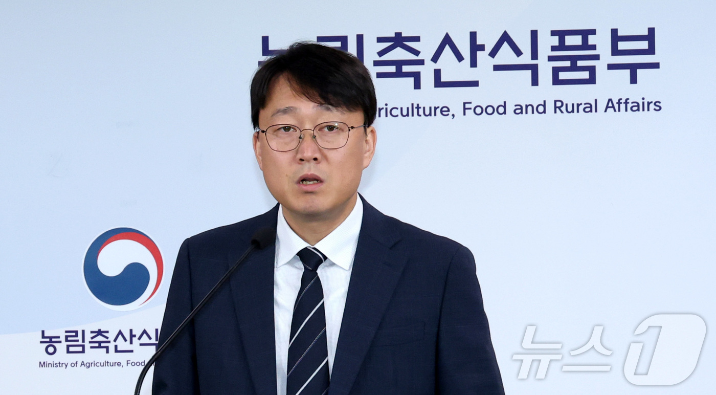 (세종=뉴스1) 김기남 기자 = 홍인기 농림축산식품부 유통소비정책관이 12일 세종시 정부세종청사에서 농식품 수급 상황과 대응 방향을 발표하고 있다. 2025.5.12/뉴스1
