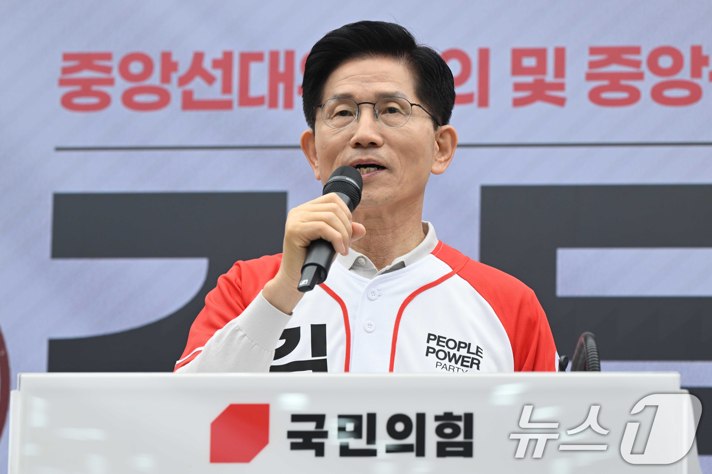 (서울=뉴스1) 이광호 기자 = 김문수 국민의힘 대통령 후보가 12일 서울 여의도 중앙당사에서 열린 중앙선거대책위원회 임명장 수여식에서 인사말을 하고 있다. (공동취재)  2025 …