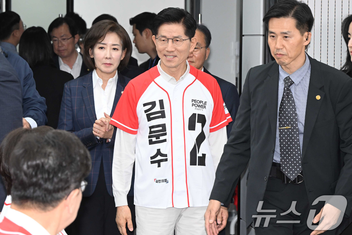 (서울=뉴스1) 이광호 기자 = 김문수 국민의힘 대통령 후보가 12일 서울 여의도 중앙당사에서 열린 중앙선거대책위원회 임명장 수여식에 참석하고 있다. (공동취재)  2025.5.1 …