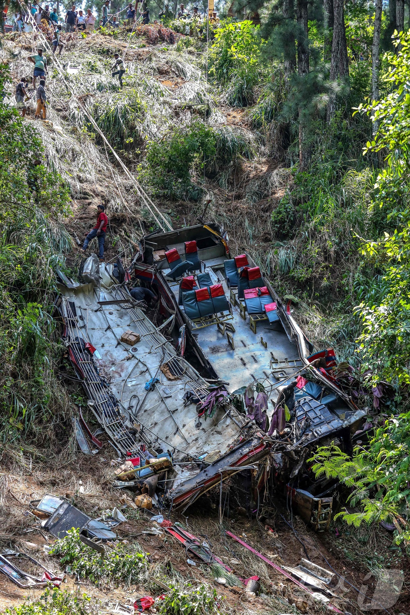 (코트말레 AFP=뉴스1) 우동명 기자 = 11일(현지시간) 스리랑카 산악지대 마을 코트말레 인근에서 불교 순례자를 태운 버스가 절벽 아래로 추락해 최소 22명이 숨진 현장의 모습 …