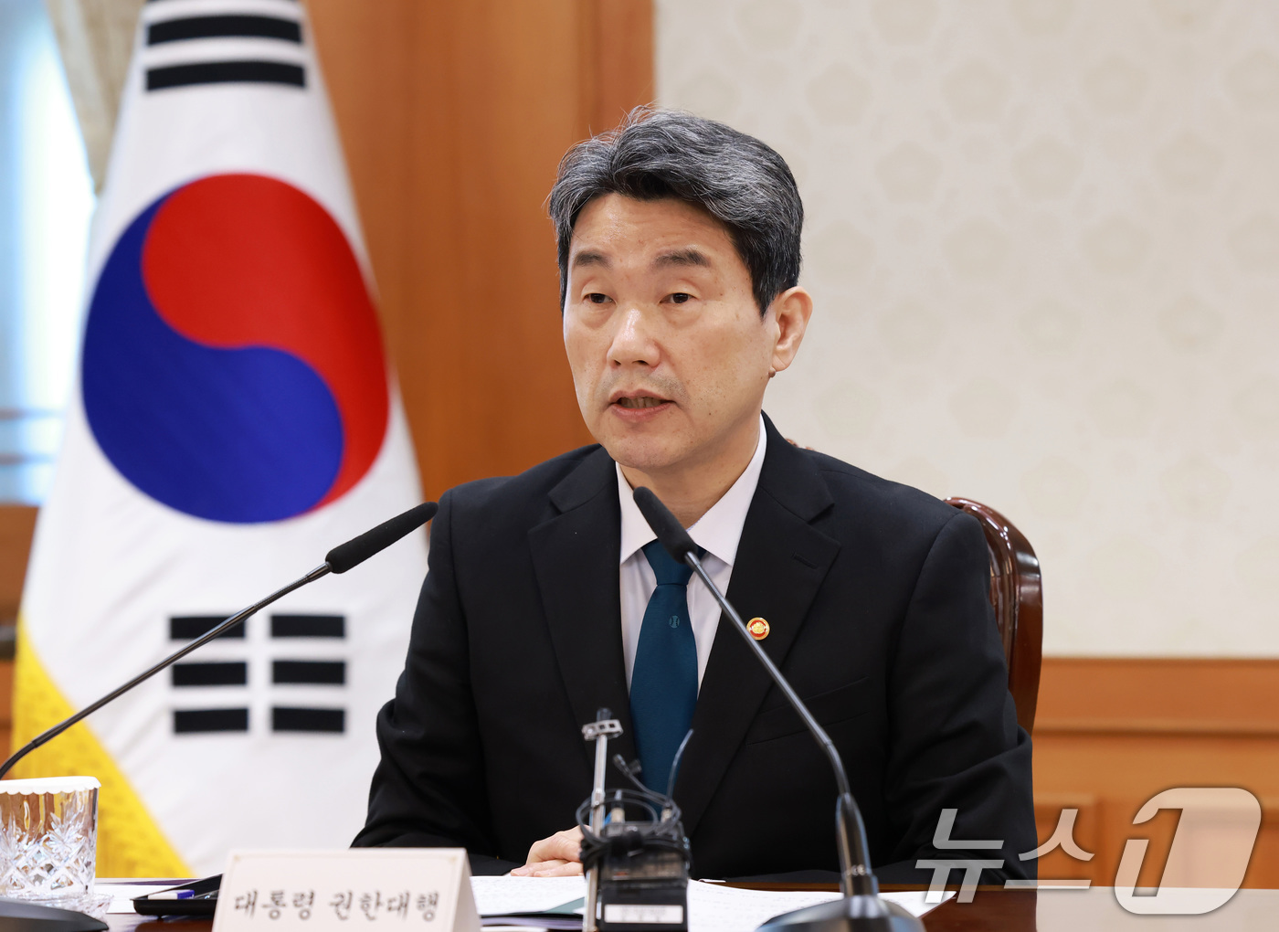 (서울=뉴스1) 임세영 기자 = 이주호 대통령 권한대행 부총리 겸 교육부 장관이 12일 서울 종로구 정부서울청사에서 열린 제21대 대통령선거 대비 공명선거 관계장관 회의에서 발언하 …