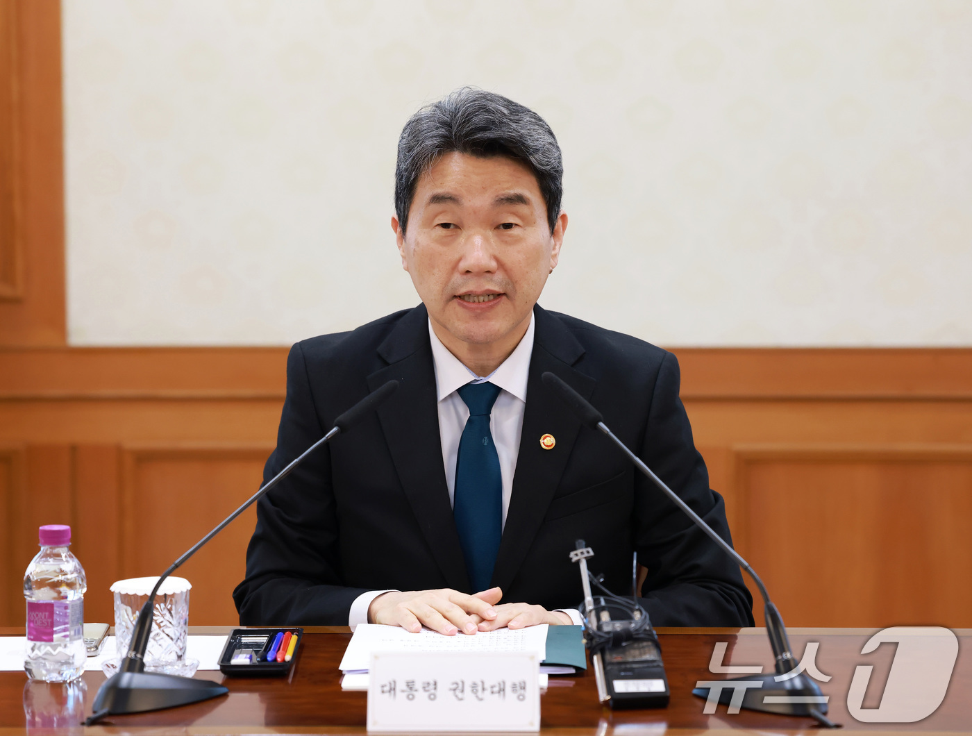(서울=뉴스1) 임세영 기자 = 이주호 대통령 권한대행 부총리 겸 교육부 장관이 12일 서울 종로구 정부서울청사에서 열린 제21대 대통령선거 대비 공명선거 관계장관 회의에서 발언하 …
