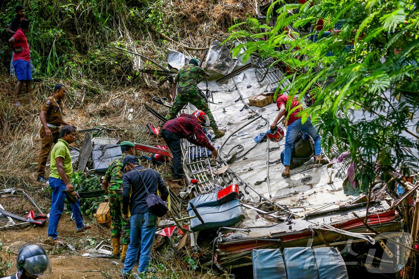 (코트말레 AFP=뉴스1) 우동명 기자 = 11일(현지시간) 스리랑카 산악지대 마을 코트말레 인근에서 불교 순례자를 태운 버스가 절벽 아래로 추락해 최소 22명이 숨진 현장서 구조 …
