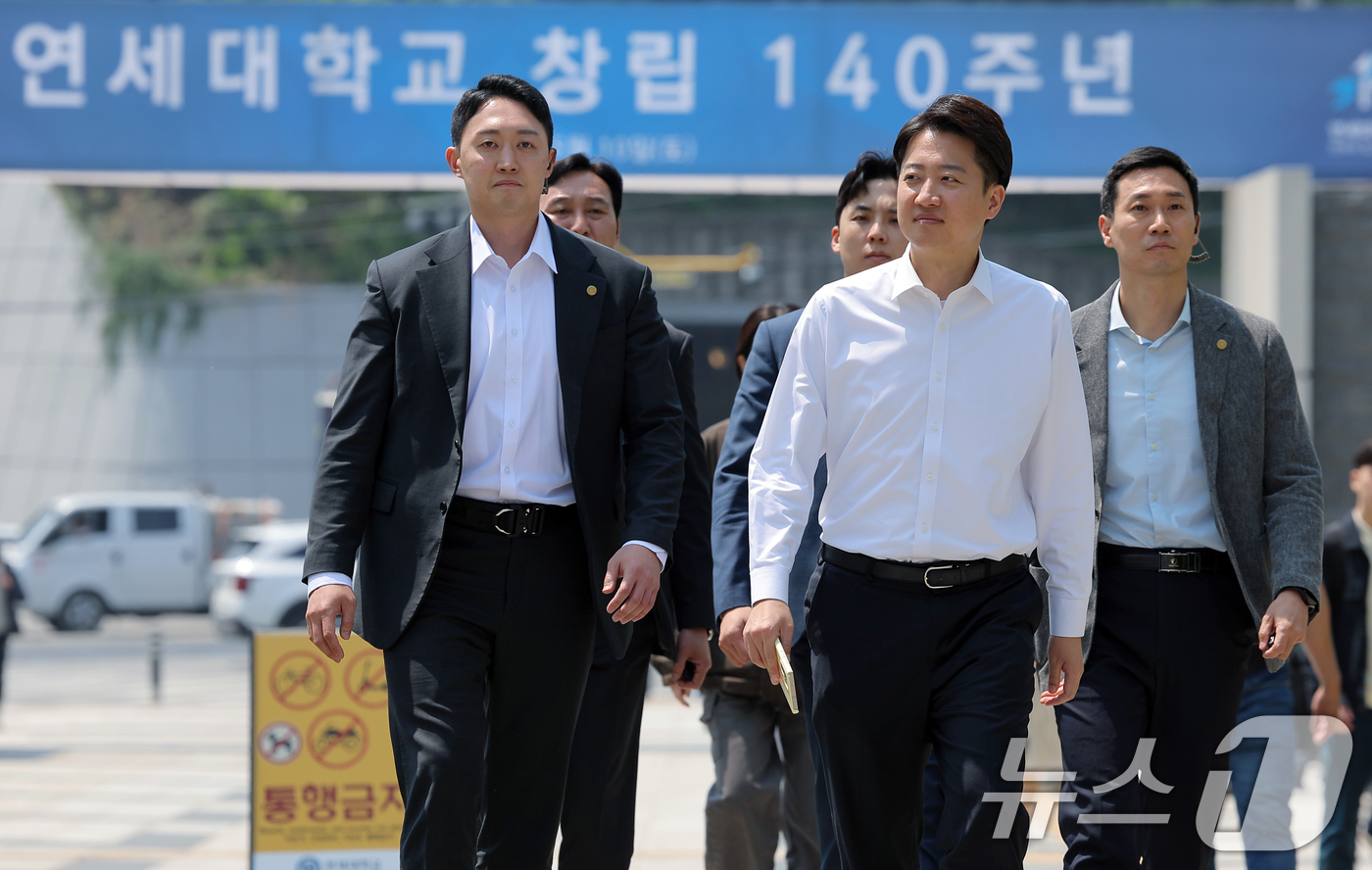 (서울=뉴스1) 박정호 기자 = 이준석 개혁신당 대통령 후보가 공식 선거운동이 시작된 12일 서울 서대문구 연세로 연세대학교를 찾아 학생들과 학식을 먹기 위해 이동하고 있다.  2 …