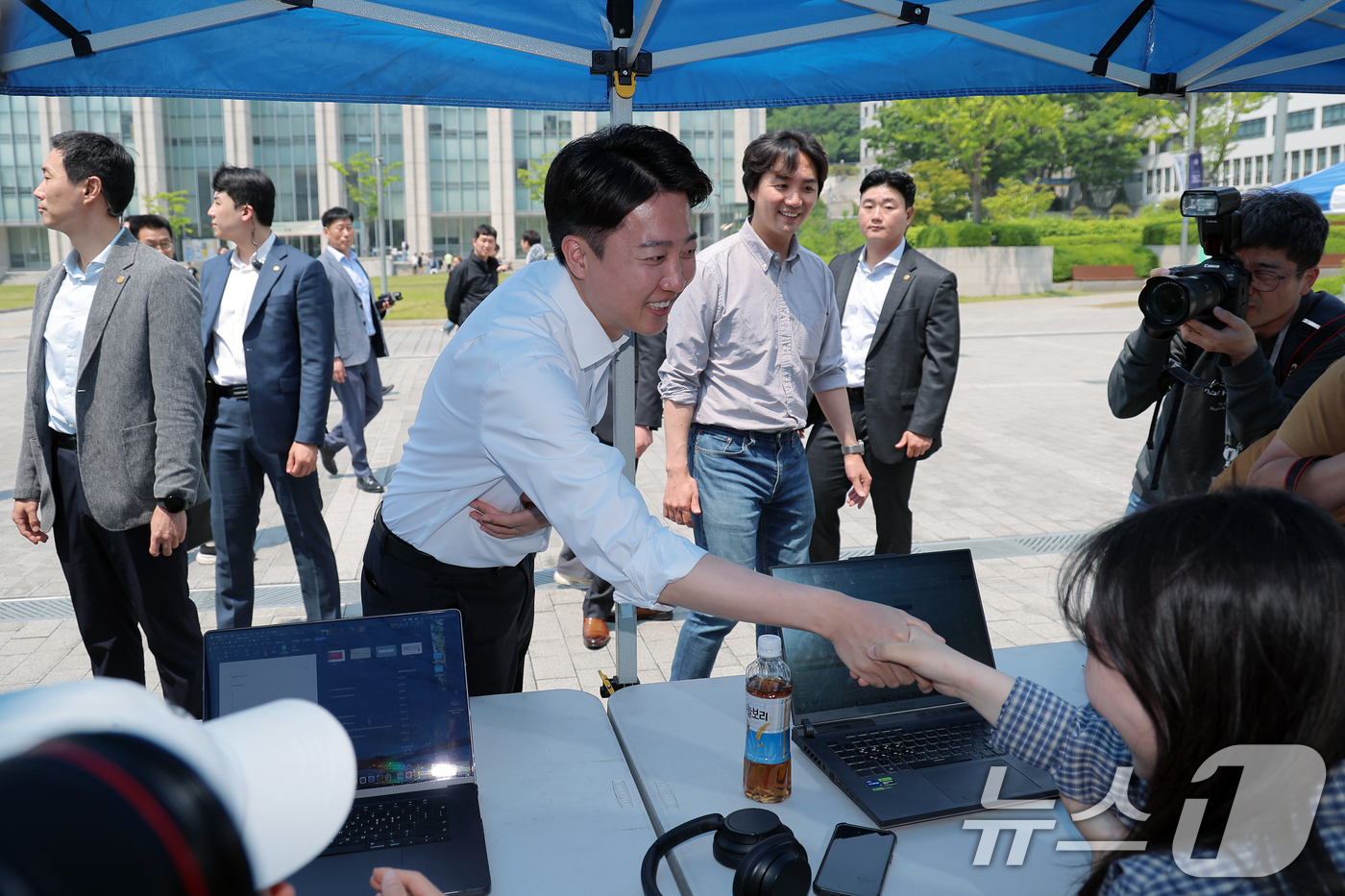 (서울=뉴스1) 박정호 기자 = 이준석 개혁신당 대통령 후보가 공식 선거운동이 시작된 12일 서울 서대문구 연세로 연세대학교를 찾아 학생 등과 인사를 나누고 있다.  2025.5. …