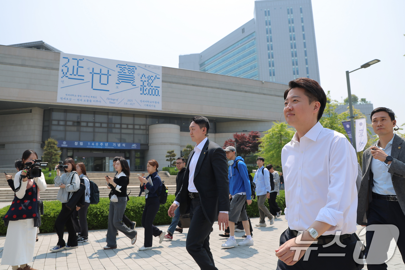 (서울=뉴스1) 박정호 기자 = 이준석 개혁신당 대통령 후보가 공식 선거운동이 시작된 12일 서울 서대문구 연세로 연세대학교를 찾아 학생들과 학식을 먹기 위해 이동하고 있다. 20 …