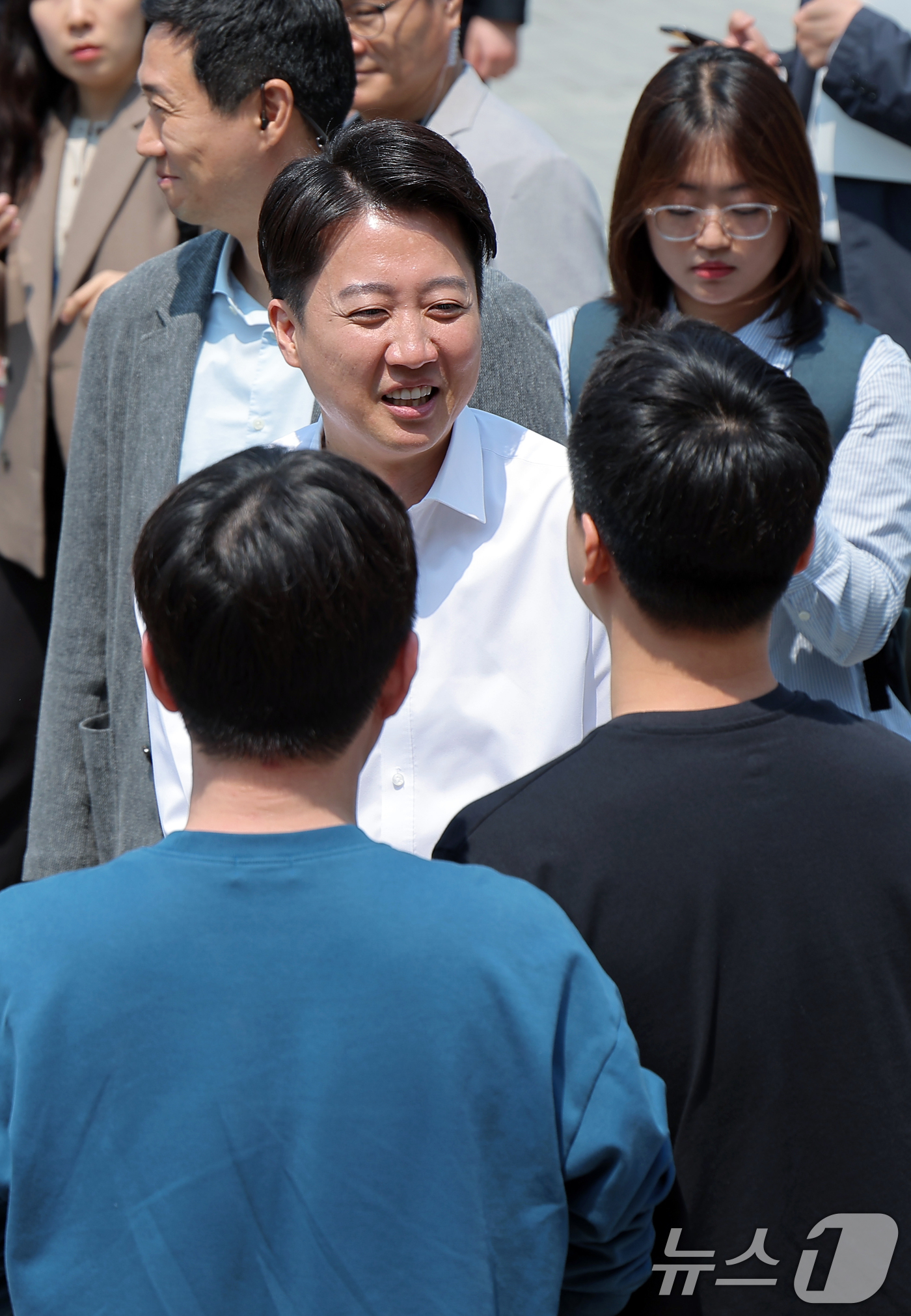 (서울=뉴스1) 박정호 기자 = 이준석 개혁신당 대통령 후보가 공식 선거운동이 시작된 12일 서울 서대문구 연세로 연세대학교를 찾아 학생들과 대화를 나누고 있다.  2025.5.1 …