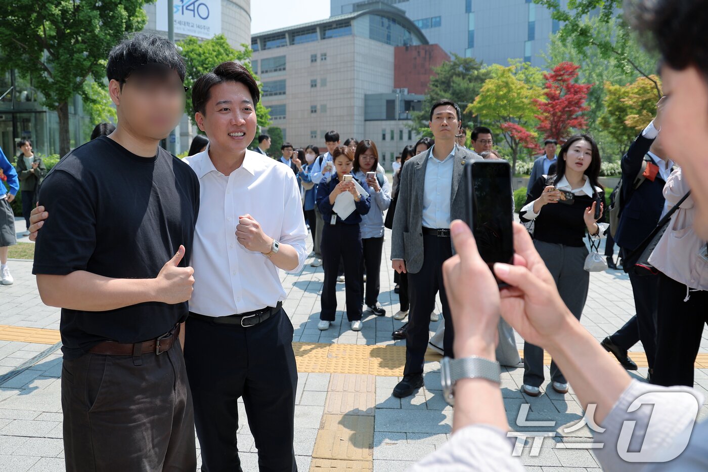 본문 이미지 - 이준석 개혁신당 대통령 후보가 공식 선거운동이 시작된 12일 서울 서대문구 연세로 연세대학교를 찾아 학생과 기념사진을 찍고 있다. 2025.5.12/뉴스1 ⓒ News1 박정호 기자