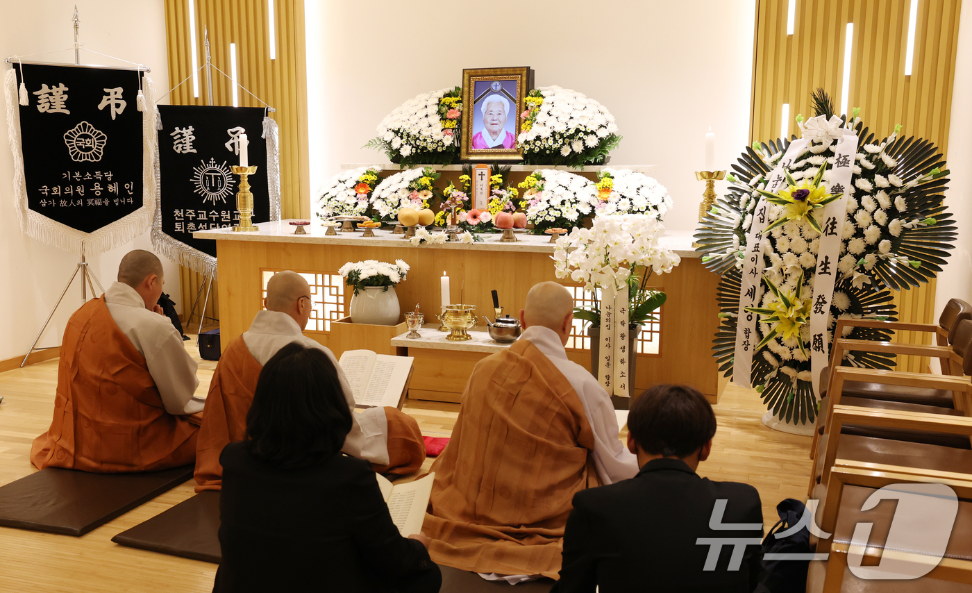 (용인=뉴스1) 김영운 기자 = 12일 경기 용인시 처인구 쉴낙원 경기장례식장에 일본군 위안부 피해자인 故 이옥선 할머니(부산 출생) 빈소가 마련돼 있다.이 할머니의 발인은 오는 …