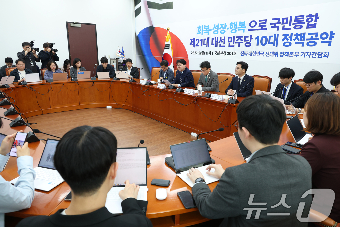 (서울=뉴스1) 이광호 기자 = 이한주 더불어민주당 진짜 대한민국 중앙선대위 총괄선거대책본부 정책본부장이 12일 오전 서울 여의도 국회에서 열린 제21대 대통령선거 더불어민주당 1 …