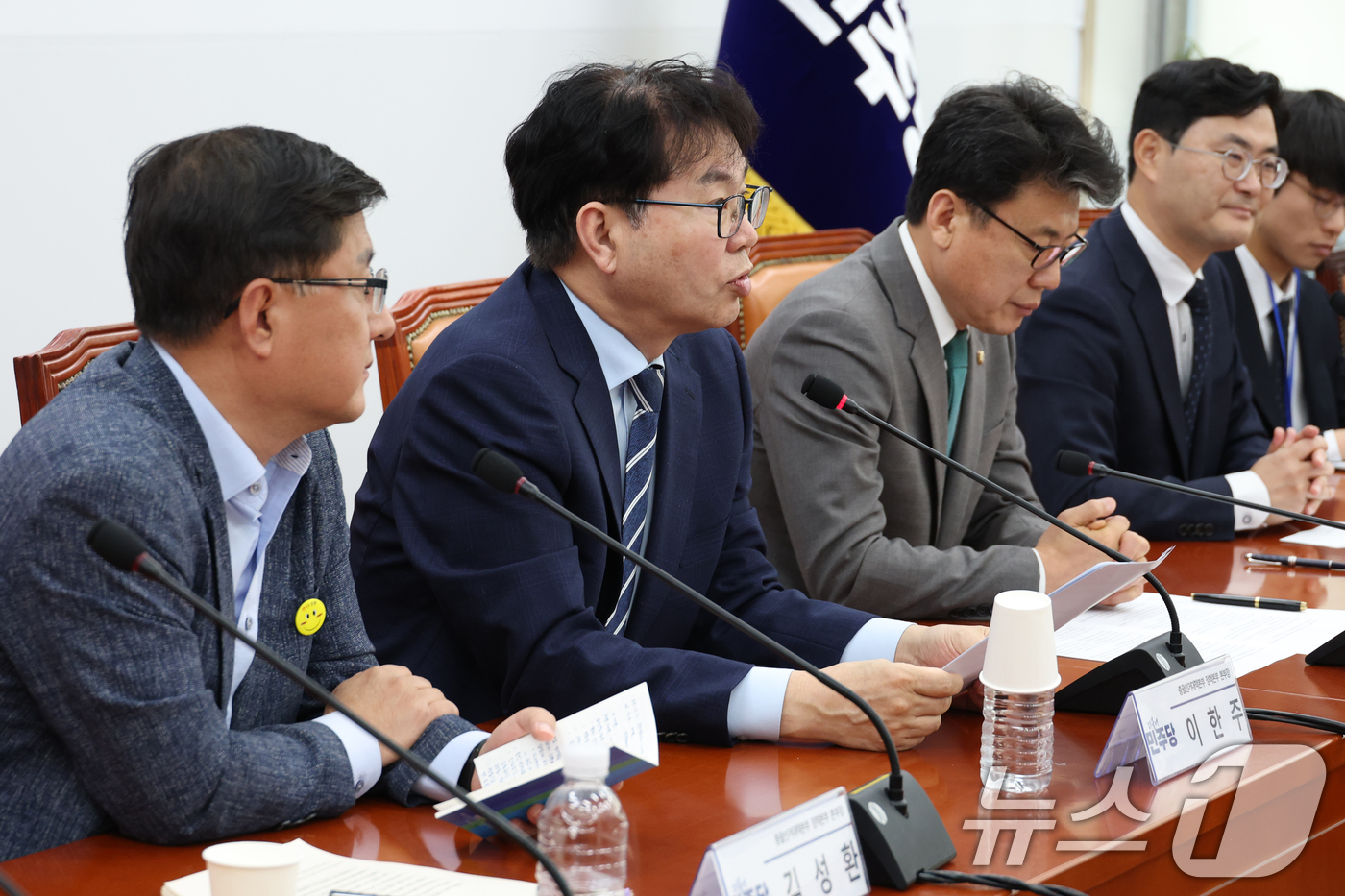 (서울=뉴스1) 이광호 기자 = 이한주 더불어민주당 진짜 대한민국 중앙선대위 총괄선거대책본부 정책본부장이 12일 오전 서울 여의도 국회에서 열린 제21대 대통령선거 더불어민주당 1 …